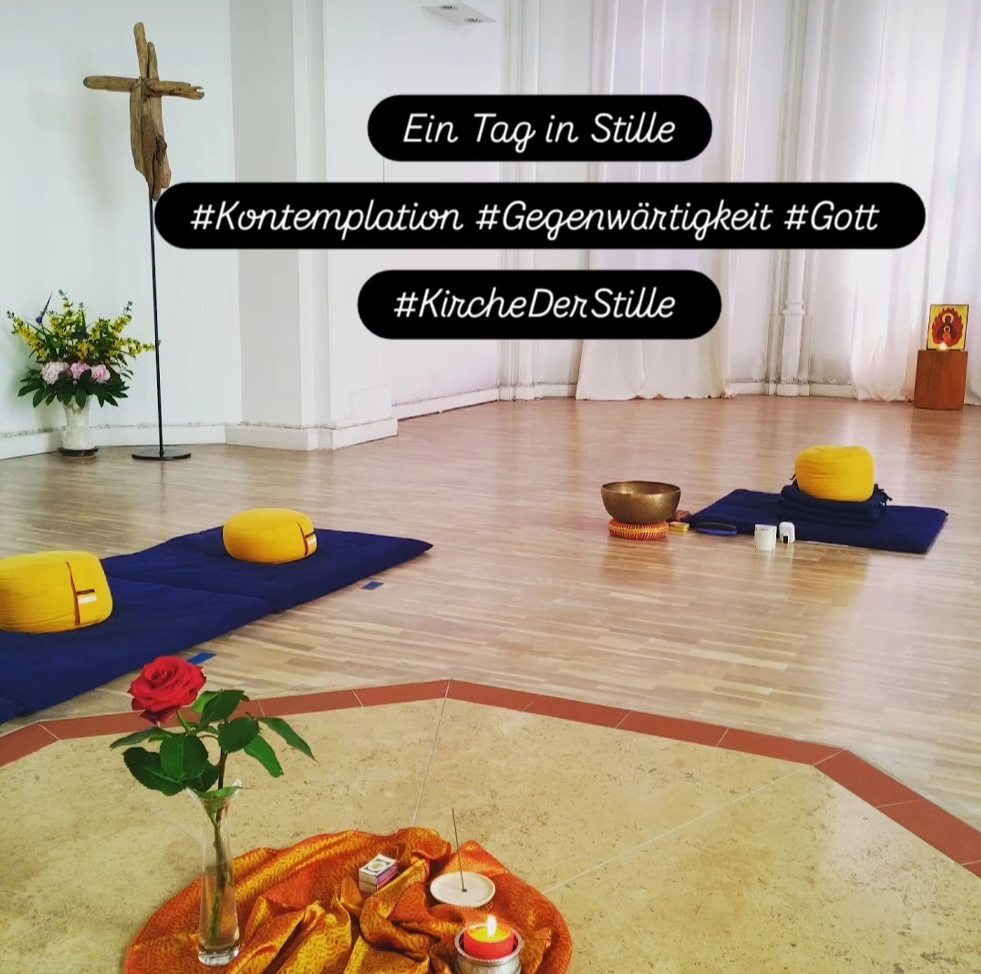 Innenraum der Kirche der Stille mit den Meditationsplätzen