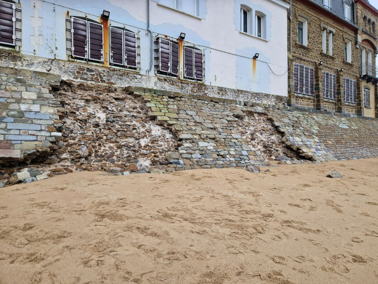 Une  partie du parement de la digue de la Brasserie a été emportée par la houle du dimanche matin 11 février