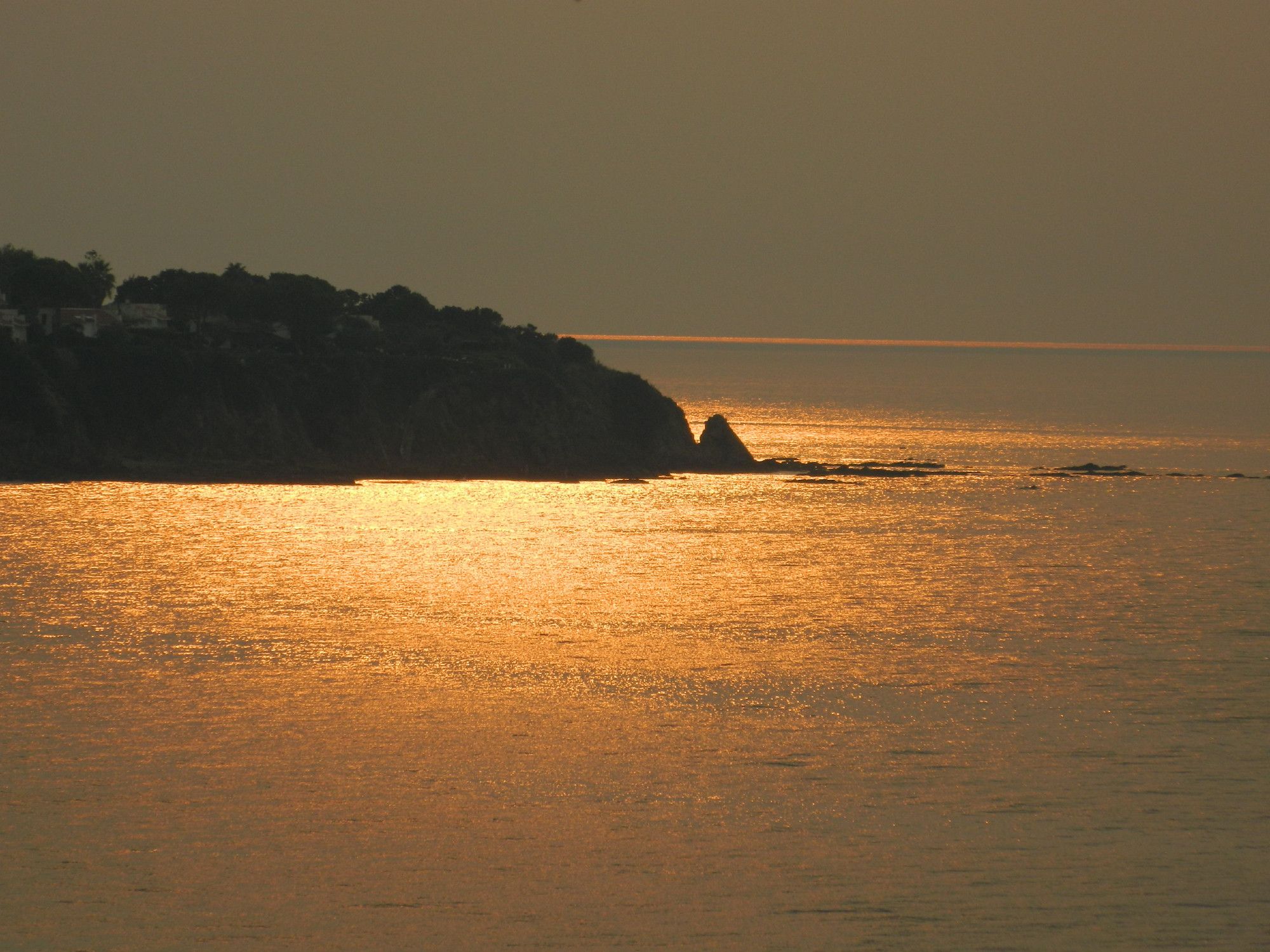 La mer se pare d'or lors d'un coucher de soleil en Sicile