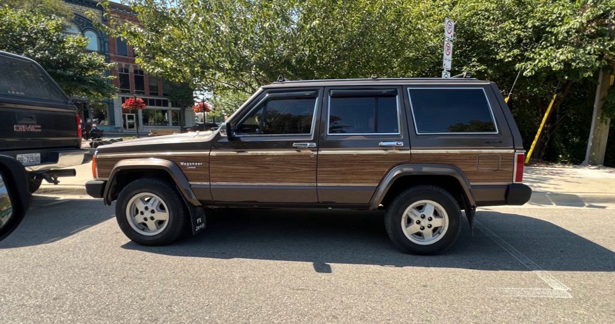 Side view of the same jeep