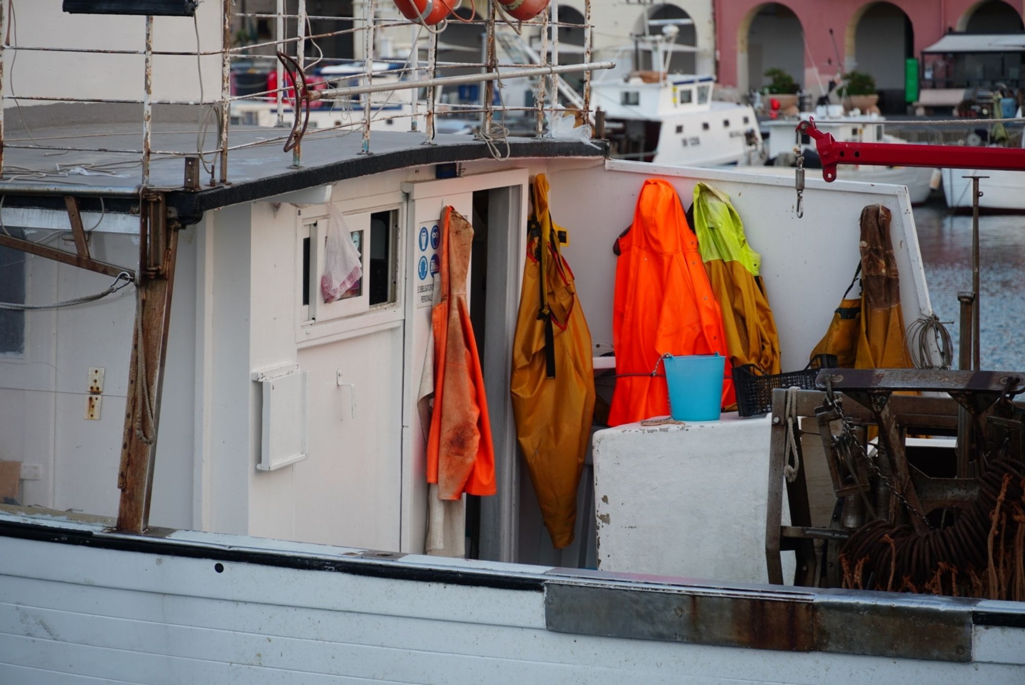 Kabineneingang auf Fischerboot, mit farbigem Ölzeug