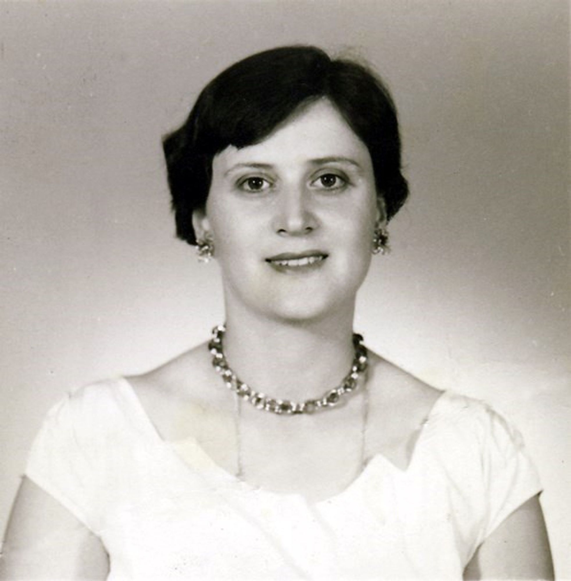 Mary (Sammut) Genius

https://www.dignitymemorial.com/fr-ca/obituaries/toronto-on/mary-genuis-8818995

https://archive.ph/LNbSY

Mrs. Mary Jane Carmen Genuis August 12, 2019

Born in Gozo, Malta on May 23, 1929, and was the oldest in a family of 8 brothers and sisters. Mary and her husband, John, married on December 26, 1954. Together, in 1955 they immigrated to Canada

registered nurse in Canada for over 40 years

four sons: Stephen, Ronald, Mark and Eric their families: Stephen and Shelagh with their children Emerson, Garnett, Katrina, Quenton, and Fraser; Ronald and Dale with their children Leighann, Christopher, Marisa and Adam; Mark and Josée with their children Mélissandre and Delça;

Eric and Leslie with their children Gabriel, Samuel, Anastasia and Celestine as well as (at present) twelve great grandchildren across Canada and the United States.