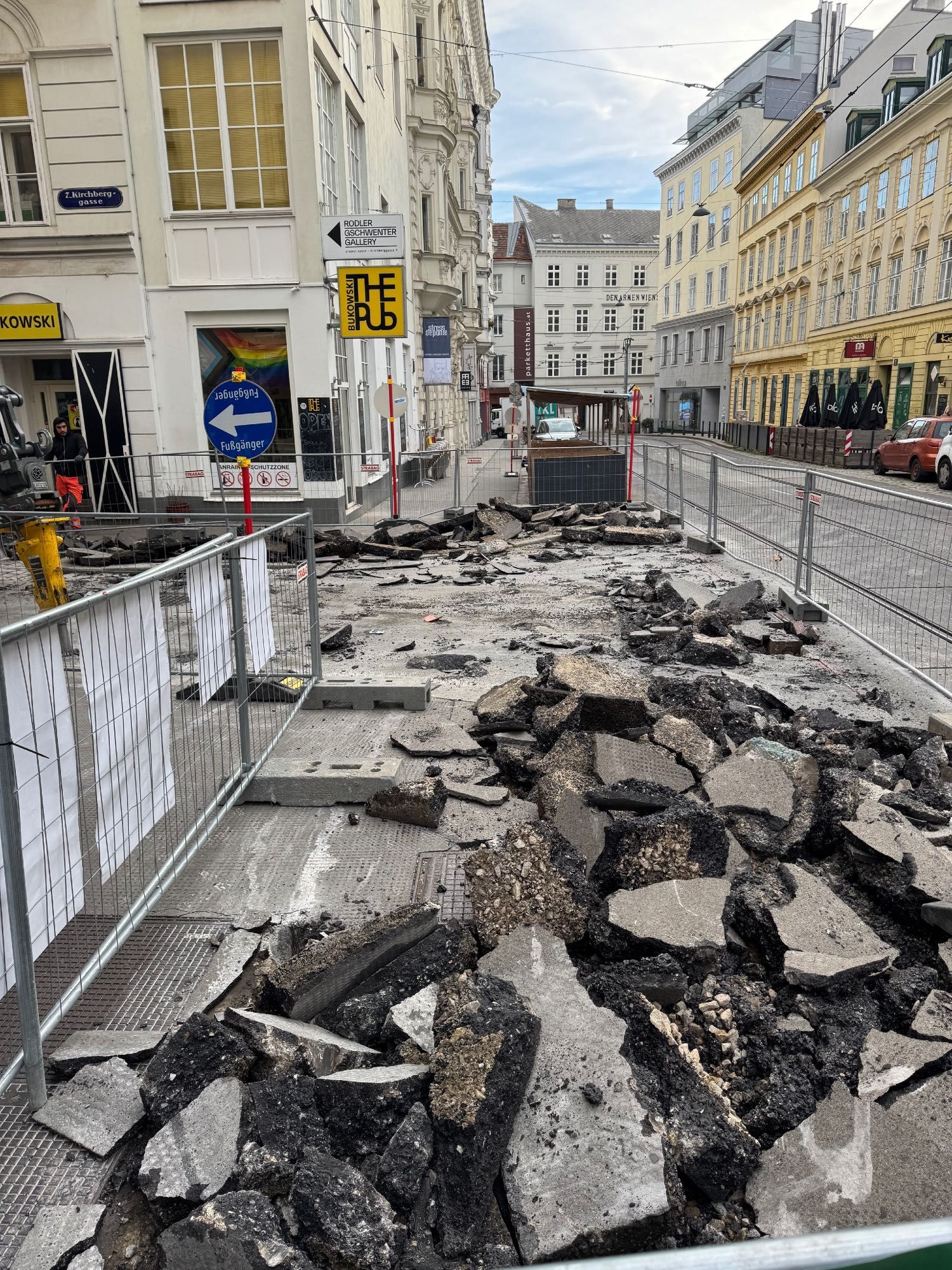 Asphalt wird abgebrochen in der Kirchbergasse