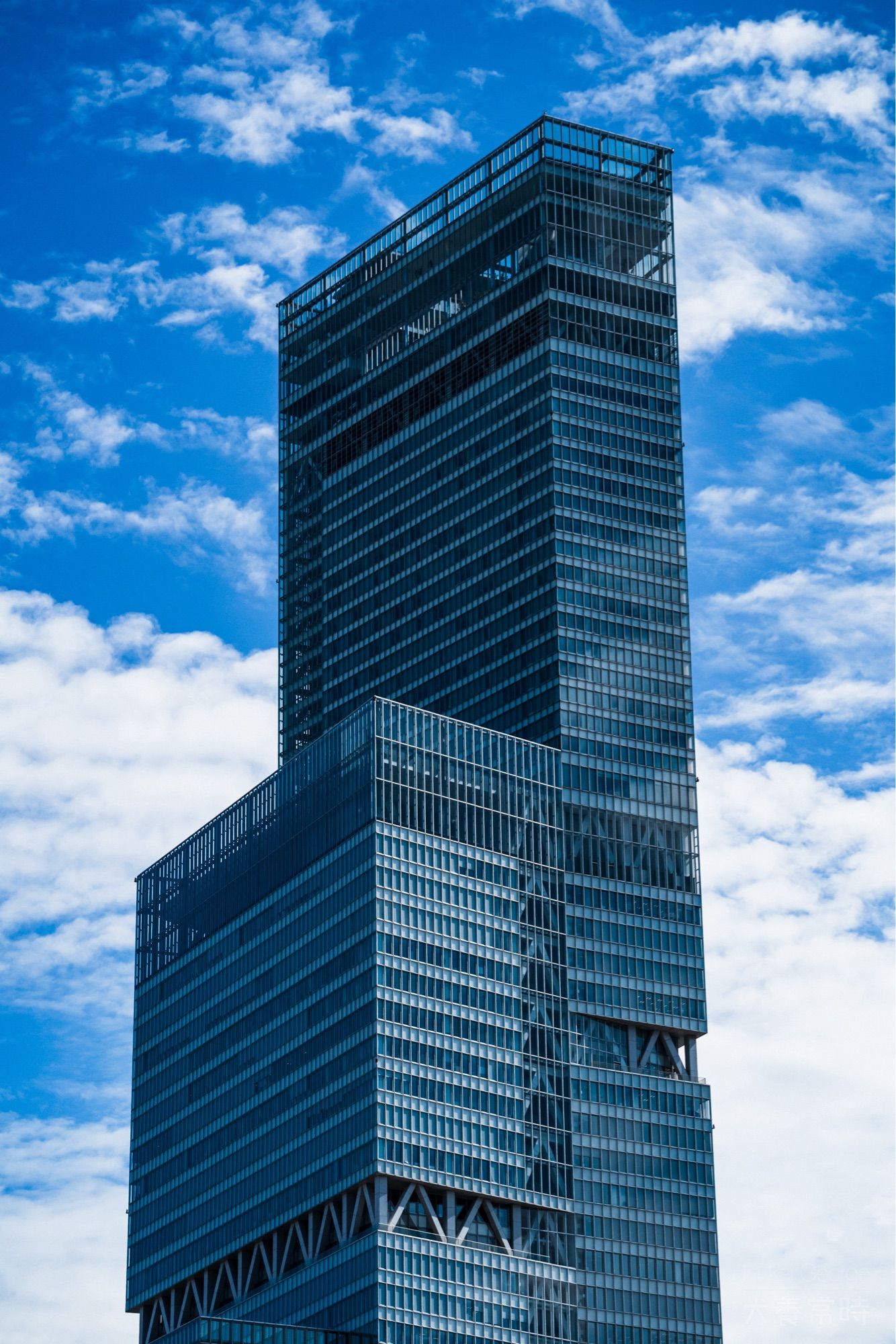 あべのハルカスと青空、雲、良い天気！