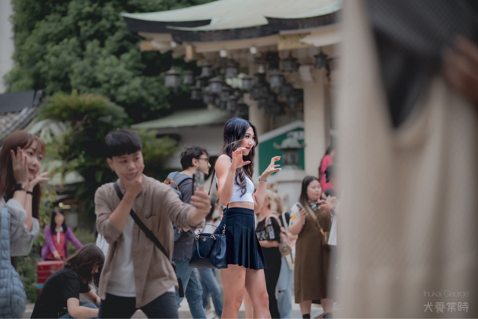 難波八坂神社の獅子殿前でガオー🦁とポーズする女性