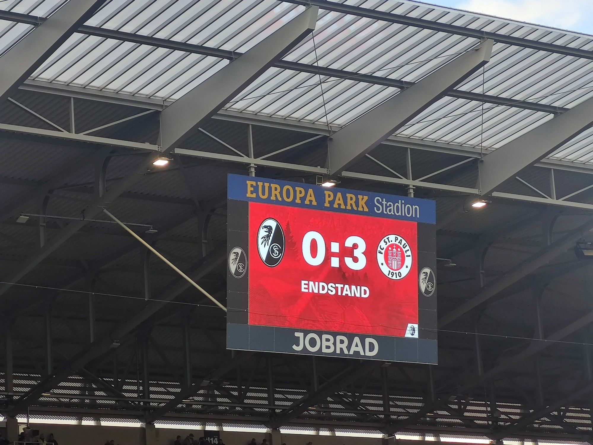 Die Anzeigentafel im Stadion des SC Freiburg zeigt den Endstand 0:3