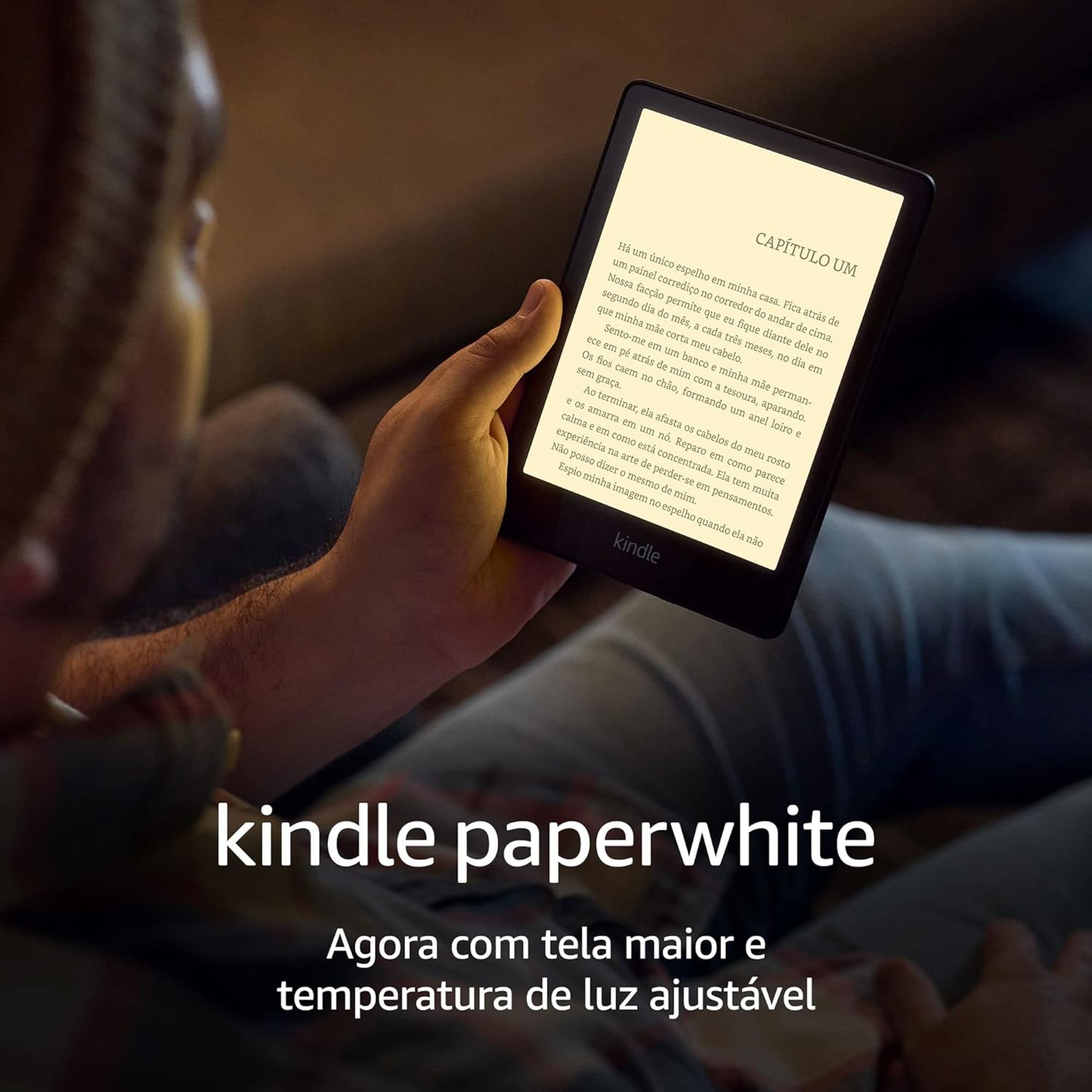 Foto em luz escura com alguém lendo no Kindle e o texto em destaque: kindle paperwhite, agora com tela maior e temperatura de luz ajustável.