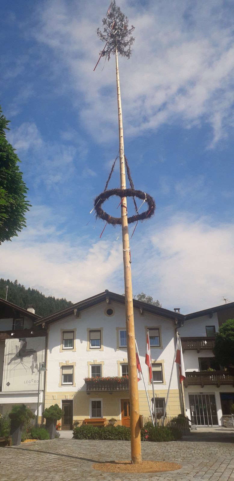 Een traditionele meiboom op een pleintje in Fügen. 