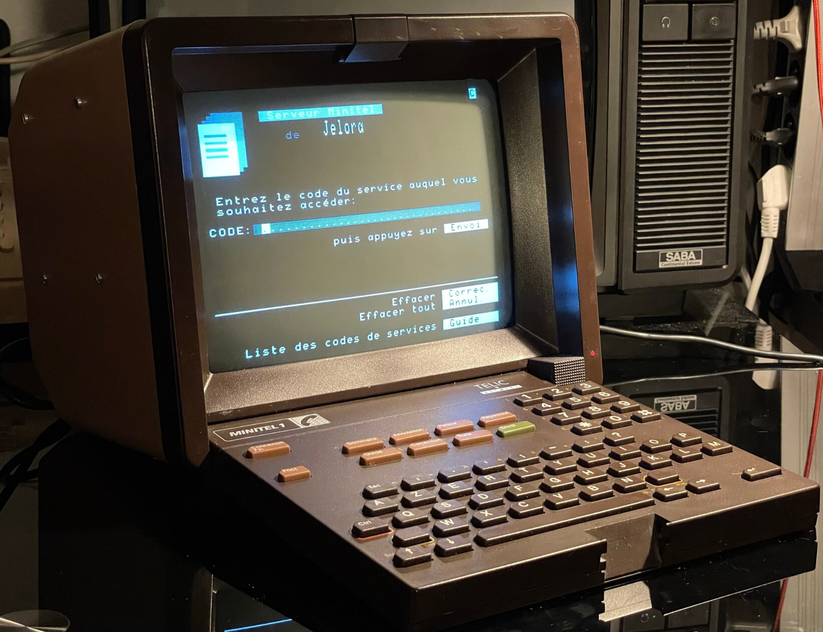 Un Minitel connecté à mon serveur Minitel qui affiche la page d'accueil