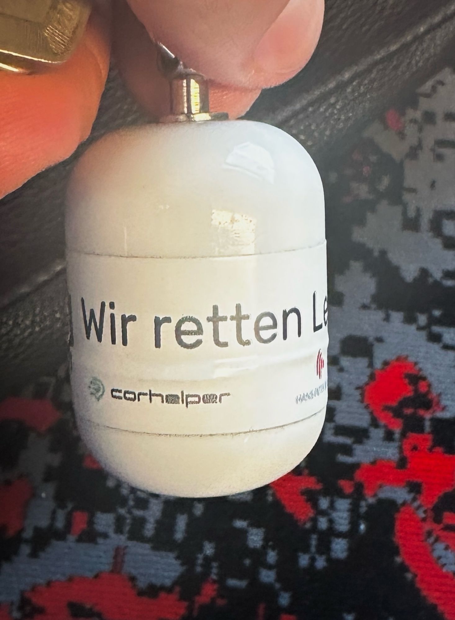 Ein weißes Überraschungsei mit einem
Schlüsselanhänger und der Aufschrift „wir retten Leben“