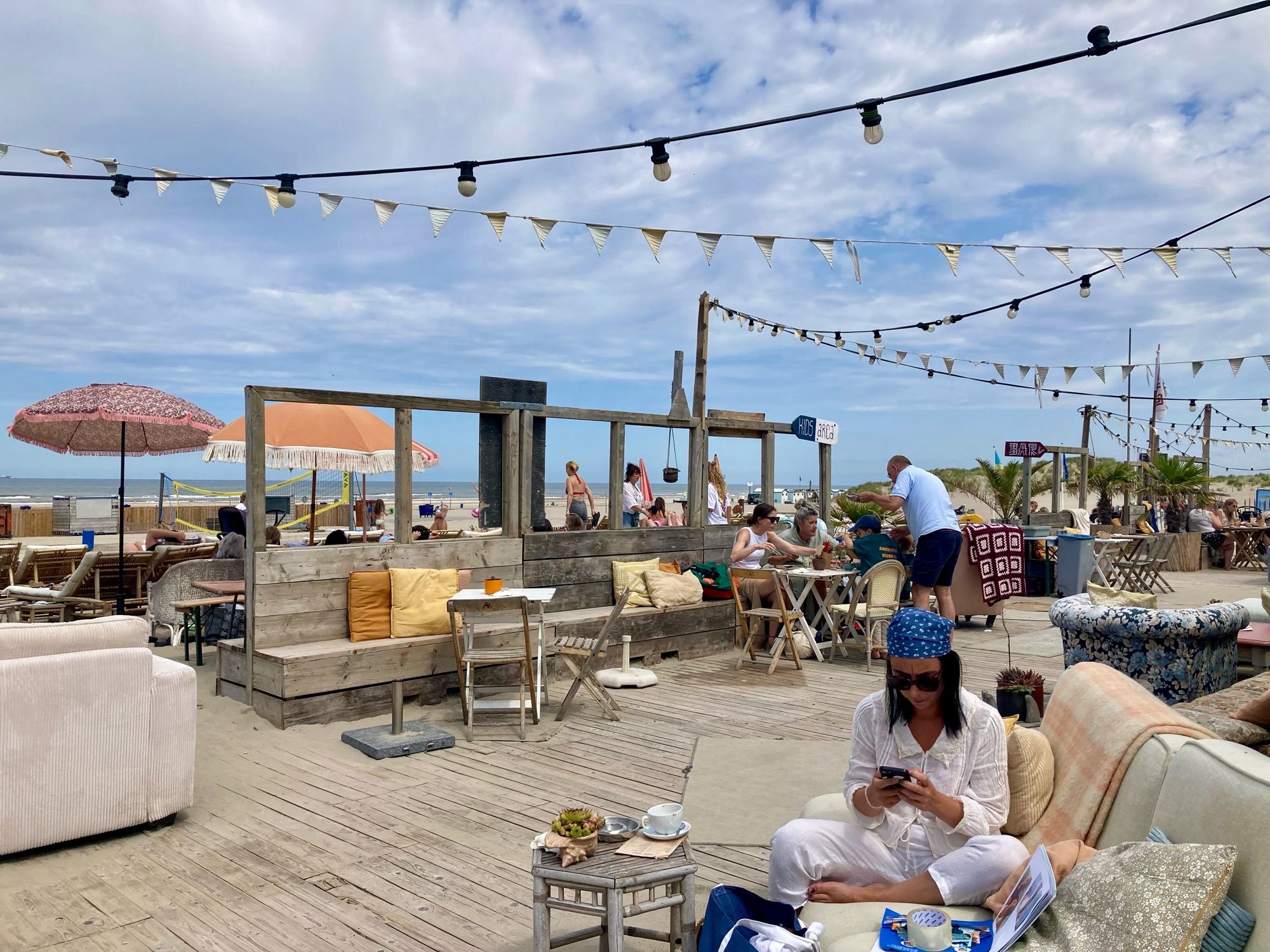 Terras met strandbedden.