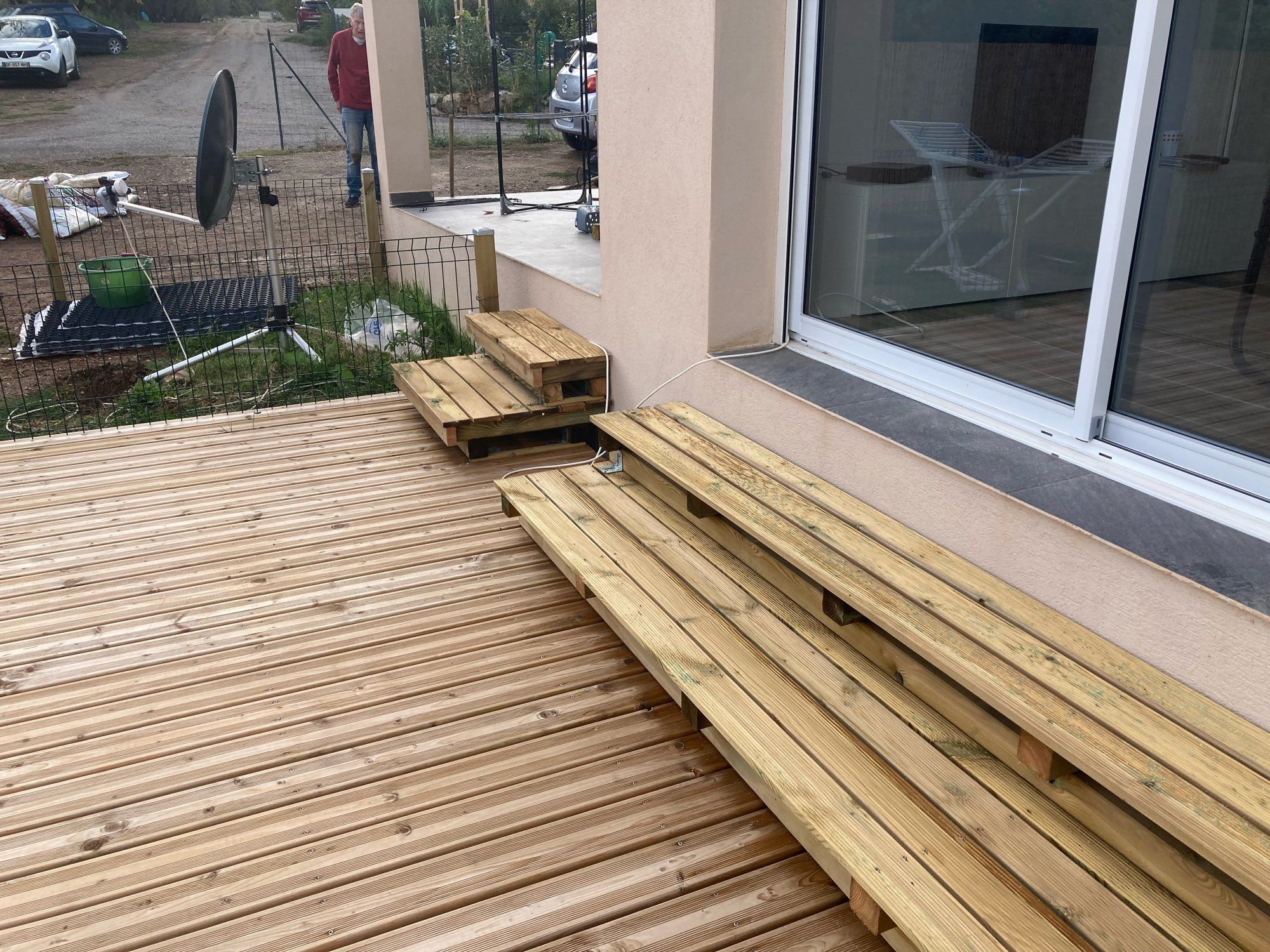 Houten terras met trappen.