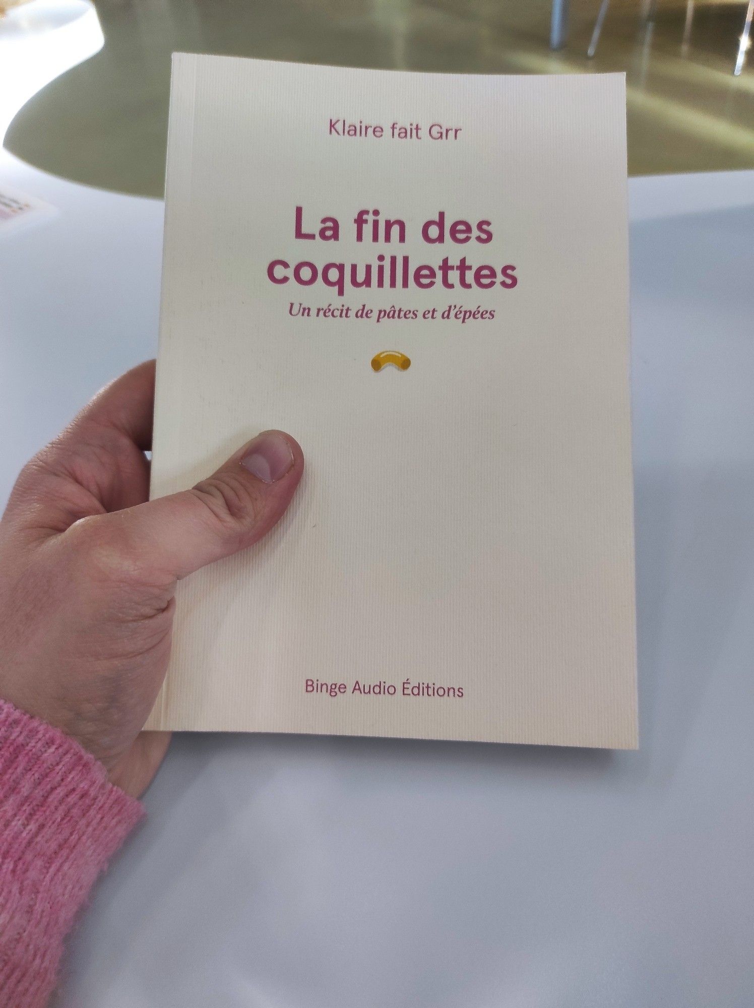 Livre "la fin des Coquillettes" de Klaire Fait Grr. Titre sur fond blanc accompagné d'une simple image: une coquillette.