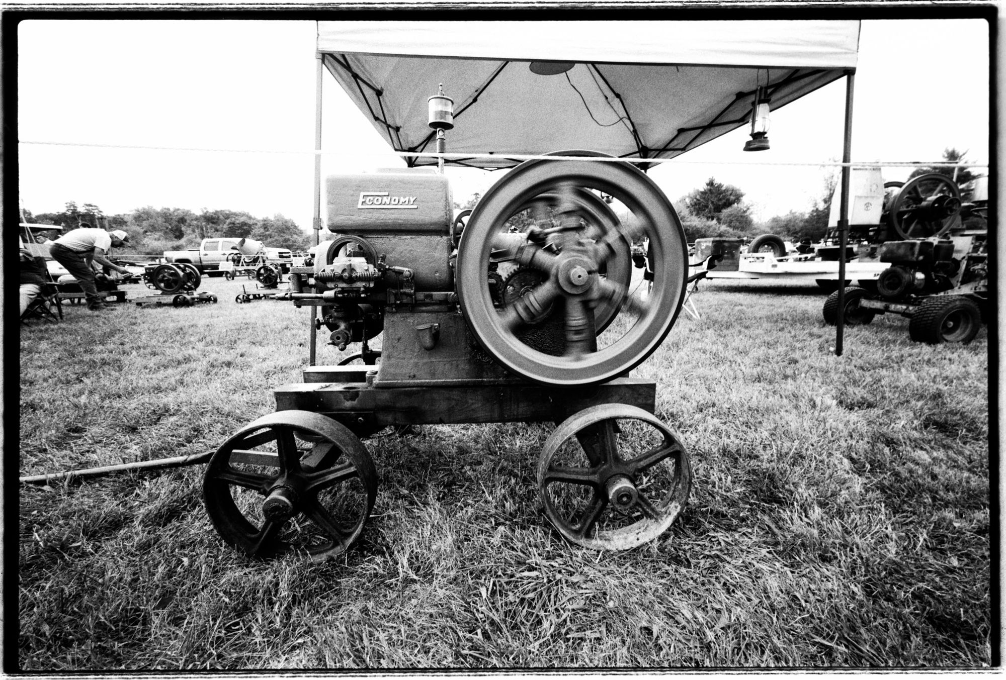 An “Economy” make and break motor puts along at about 150rpm at the Delaware Valley Old Time Power and Equipment Assoc.