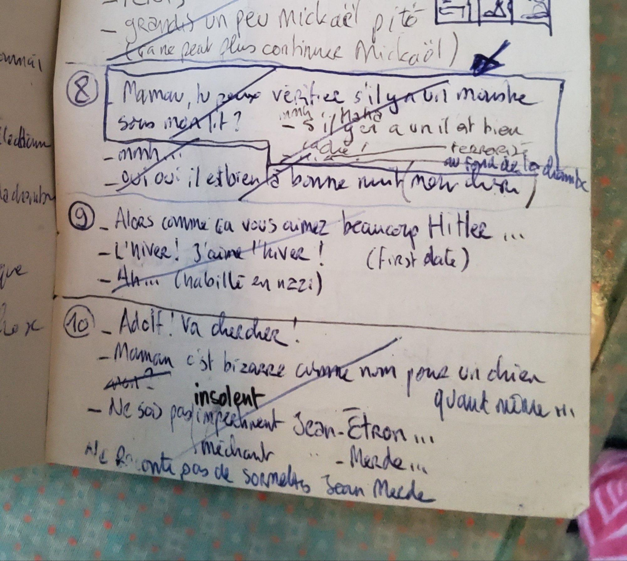 Photo de mon carnet de notes : ça parle de Hitler, de Jean-Étron et Jean-Merde, de monstres sous le lit, et ça comporte énormément de ratures.