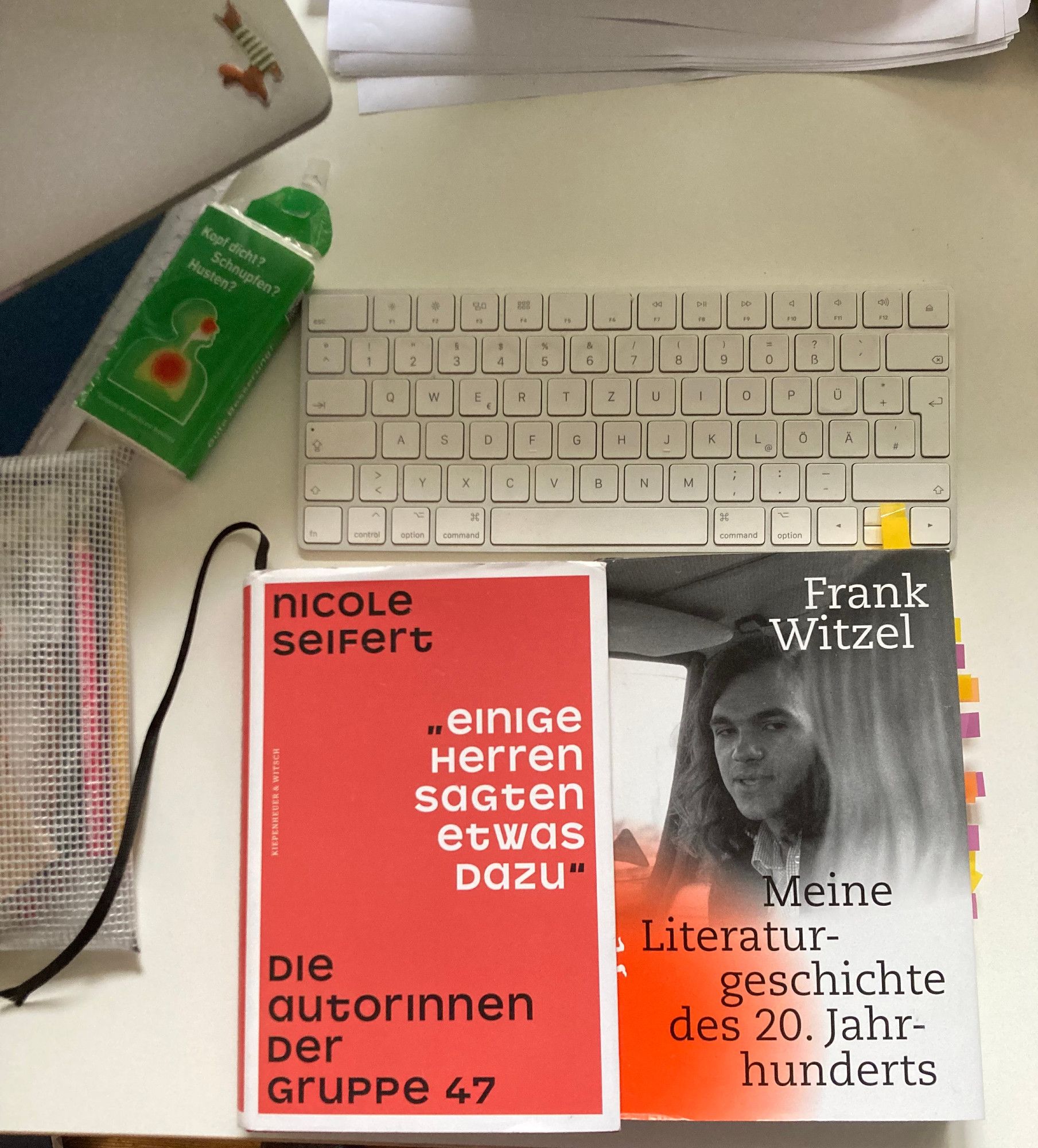 Auf meinem Schreibtisch liegen Nicole Seiferts  Buch "Einige Herren sagten etwas dazu" und Frank Witzels "Meine Literaturgeschichte des 20. Jahrhunderts". Auch im Bild: Meine Tastatur und ein transparentes Federmäppchen, angeschnitten sieht man meinen Laptop. Daneben eine Packung Taschentücher.