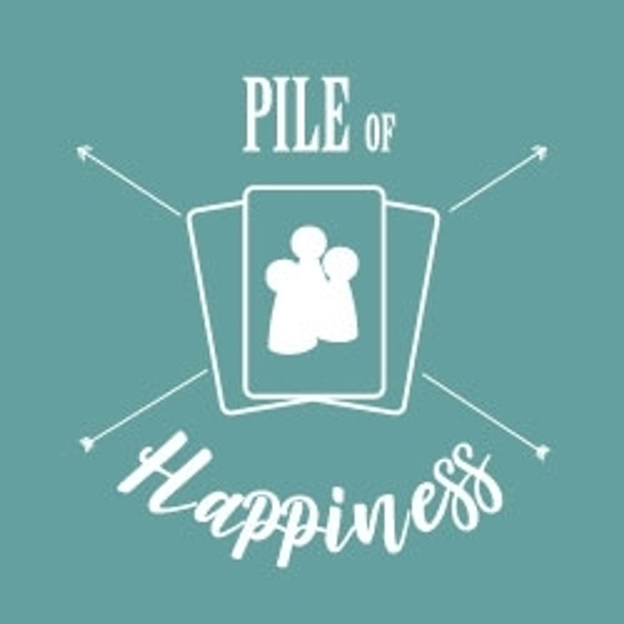 Das Podcastlogo ist zu sehen. Der Schriftzug Pile of Happiness ist oben und unten in geschwungener Schrift zu sehen. In der Mitte sind drei Spielkarten sichtbar. Auf der mittleren Karte sind drei Pöppel abgebildet.