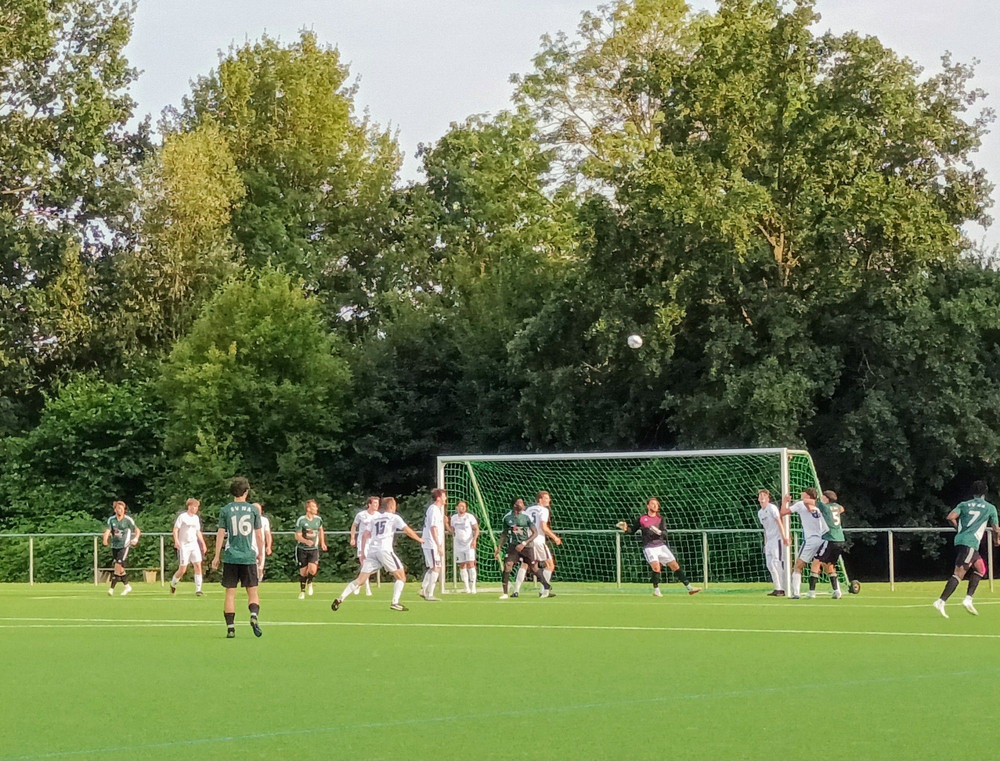 Eckball vom SV Nettelnburg-Allermöhe, der hoch am langen Pfosten vorbeifliegt.