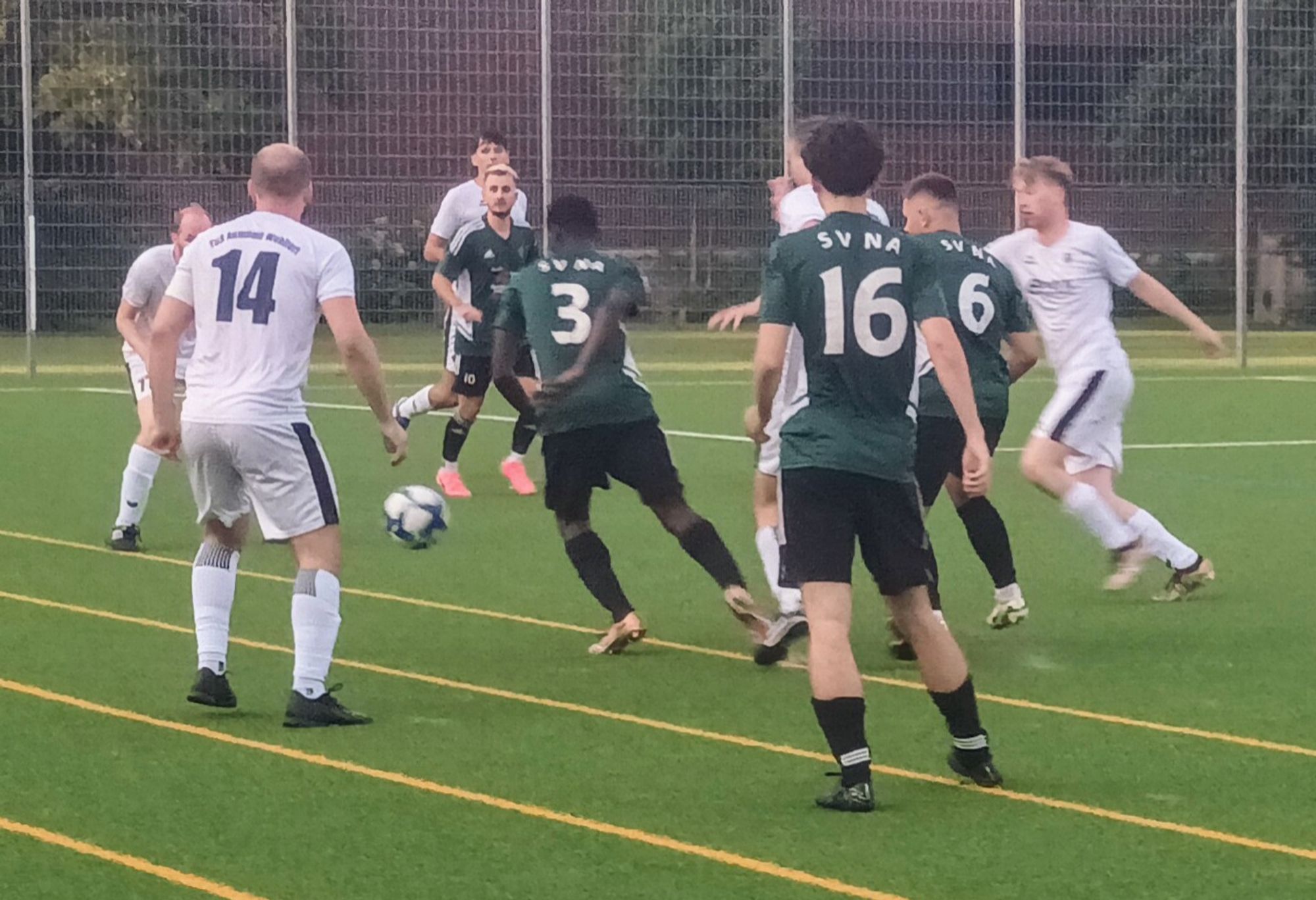 9 Spieler aus beiden Mannschaften auf wenigen Quadratmetern, im Kampf um den Ball.