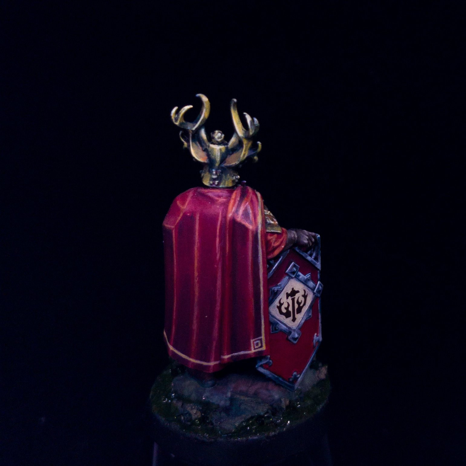 Freeguild Marshall from Hammerhal Aqsha with gold NMM armour and red cloak, rear shot