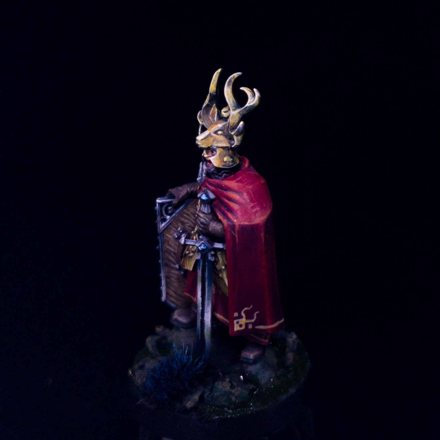 Freeguild Marshall from Hammerhal Aqsha with gold NMM armour and red cloak, side shot