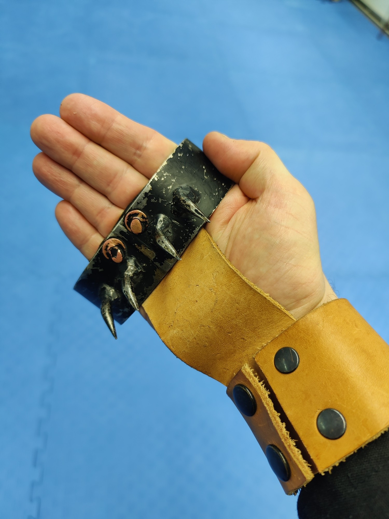 A hand with shuko (palm spikes) attached