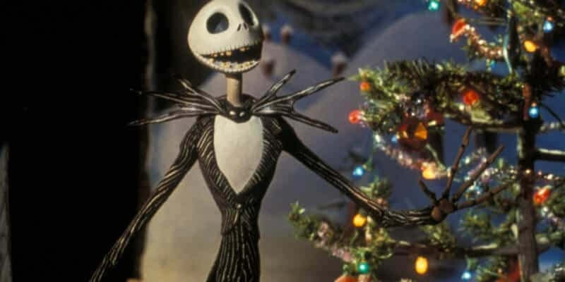 Fotograma de la película de animación por stop-motion de Tim Burton 'Pesadilla antes de Navidad'. Muestra al protagonista, un esqueleto con traje llamado Jack Skelleton, junto a un árbol de Navidad.