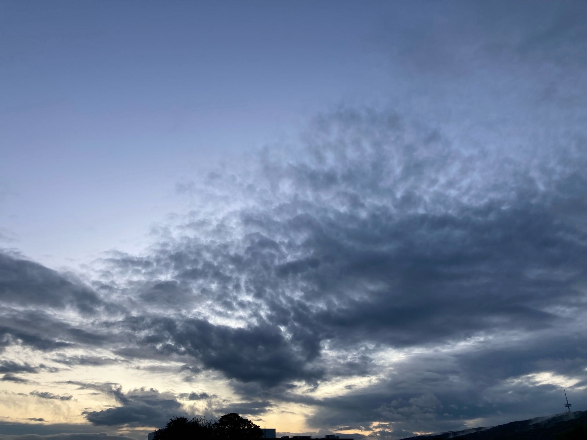 Dunkle Wolken am Morgenhimmel.