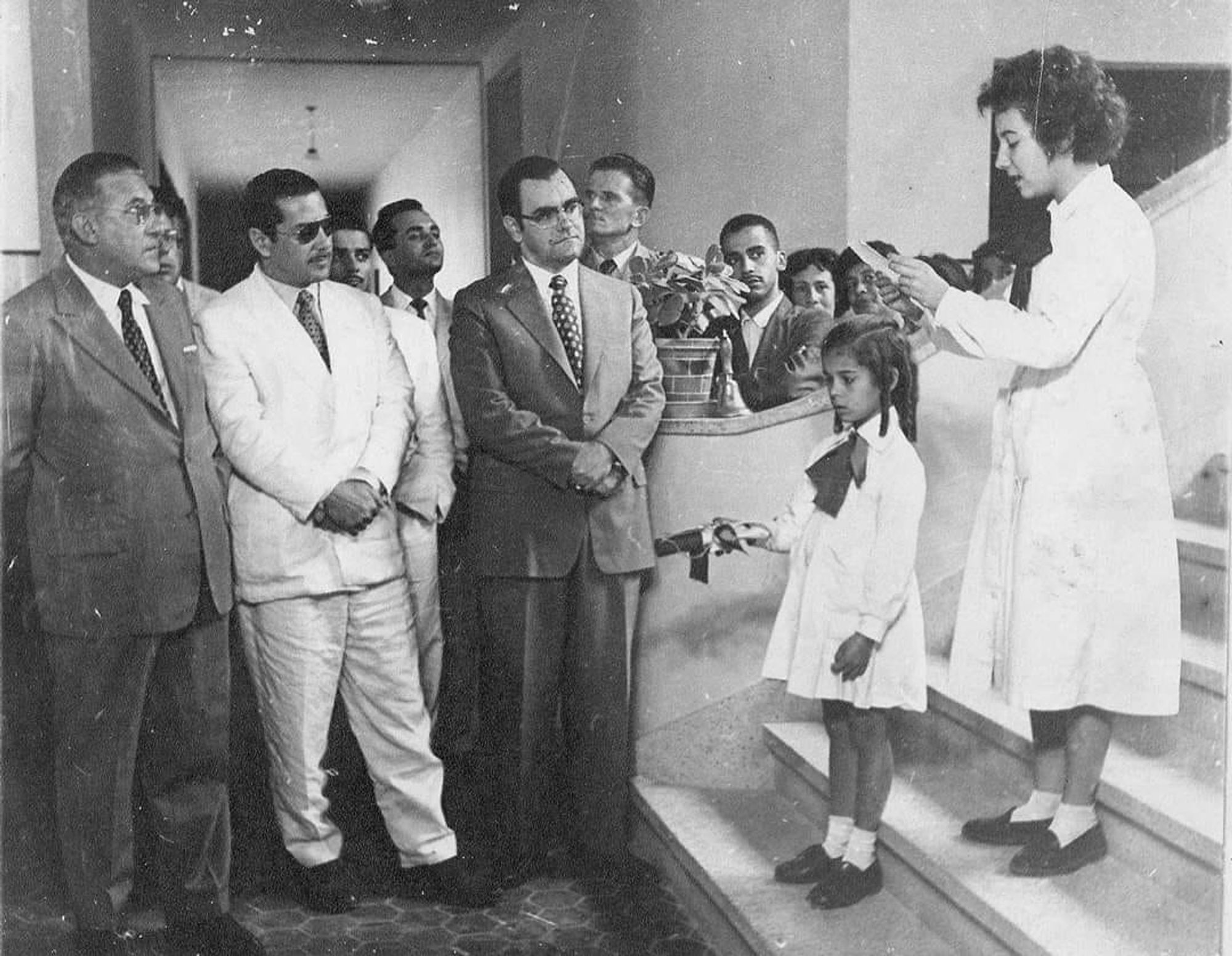 O então governador do Rio Grande do Sul, Leonal de Moura Brizola, inaugurando a Escola Presidente Roosevelt, no bairro de Menino Deus, em Porto Alegre, nos anos 1960.