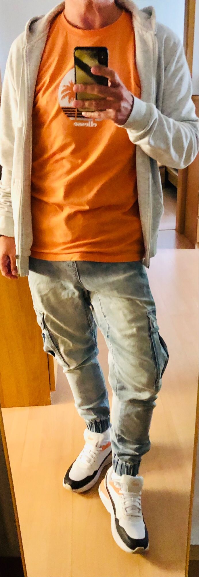 Körperselfie vor Spiegel, Zipper grau, TShirt orange, Hose Jeans hellblau, Puma Sneaker weiß, schwarz, orange