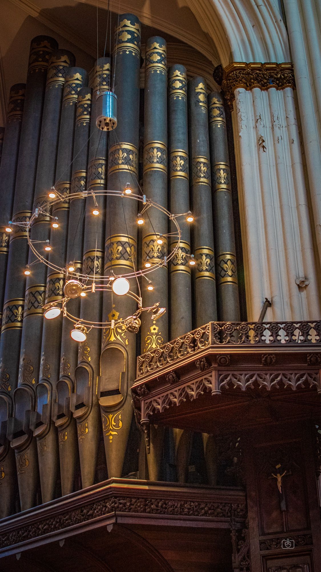 Ornately painted organ pipes and an elaborately carved wooden abat-voix (soundboard) above the pulpit. St. John’s Episcopal Church, Edinburgh, 21 Aug 2024. Nikon D5600, Nikkor DX 35 mm ƒ1.8G, ISO 2500, ƒ4, -0.3 ev, 1/200s