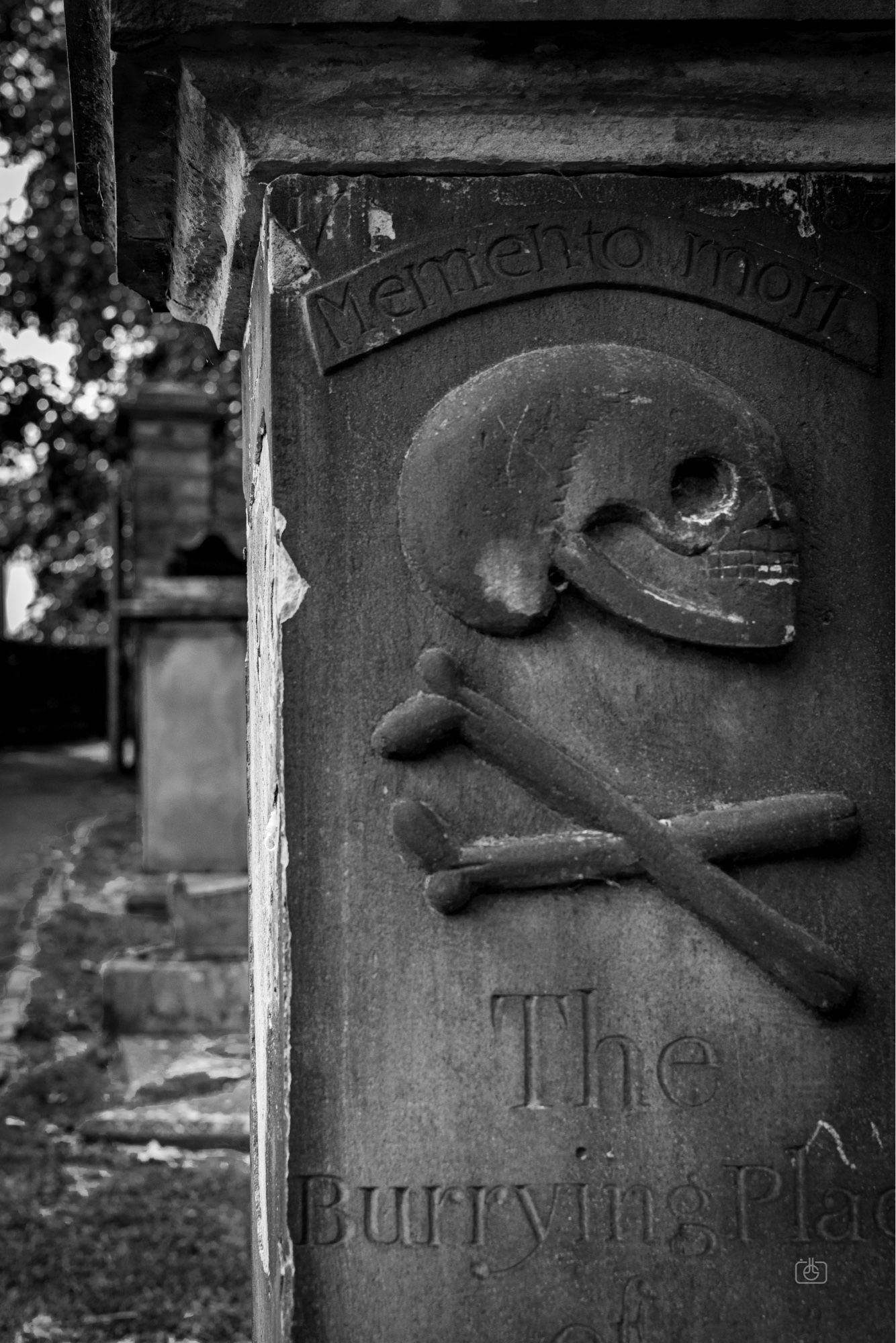 Early 18th century tombstone with inscription “Memento Mori” and skull and crossbones. New Calton Burial Ground, Nikon D5600, Nikkor DX 35 mm ƒ1.8G, ISO 500, ƒ4, -0.3 ev, 1/640s