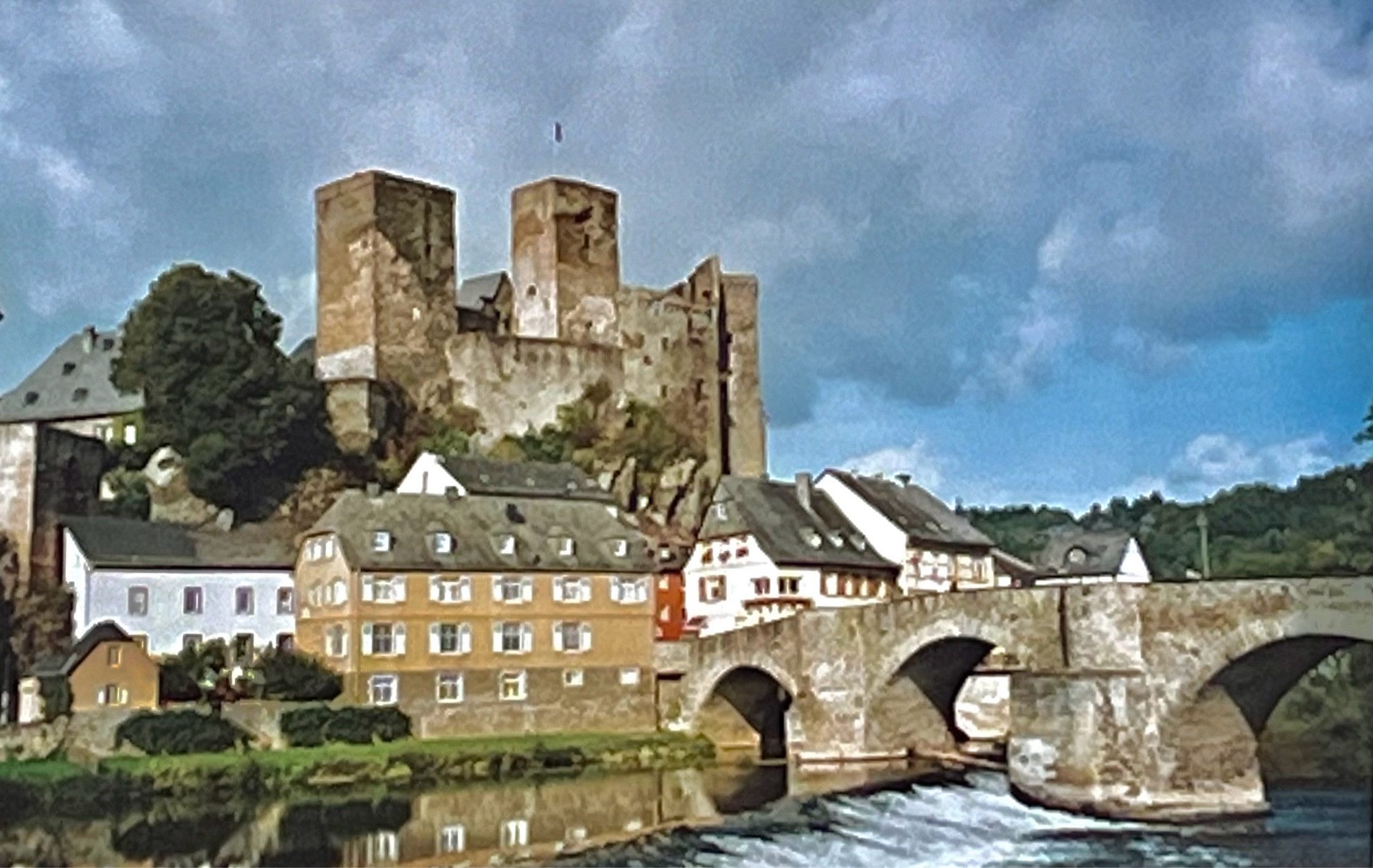 Blick vom gegenüberliegenden Lahnufer auf die Burg Runkel, die auf einem Felsen liegt, umgeben von alten Häusern. Über die Lahn führt eine alte Steinbrücke mit drei Brückenbögen, Der Himmel ist grau bis taubenblau. Es sieht aus, als ob ein Gewitter naht.