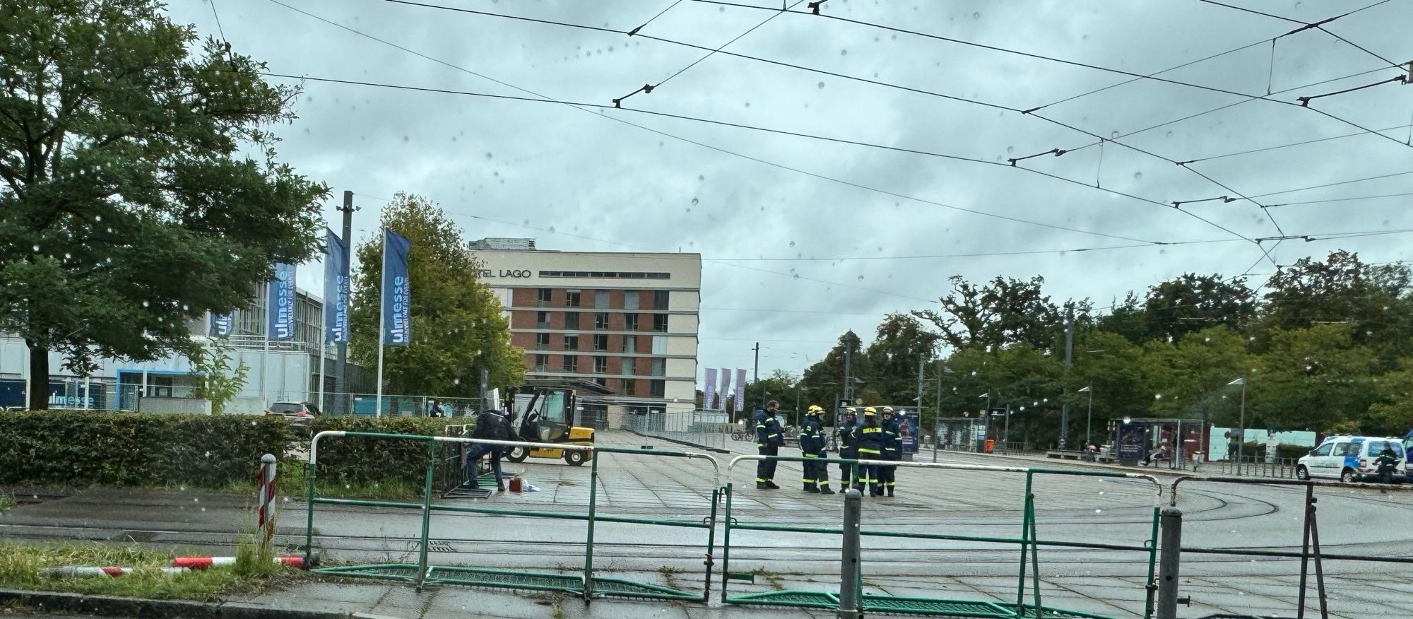 Das THW beim Aufbau der Gitter. Links ist der Eingang zur Messe Ulm, geradeaus zu das Hotel Lago