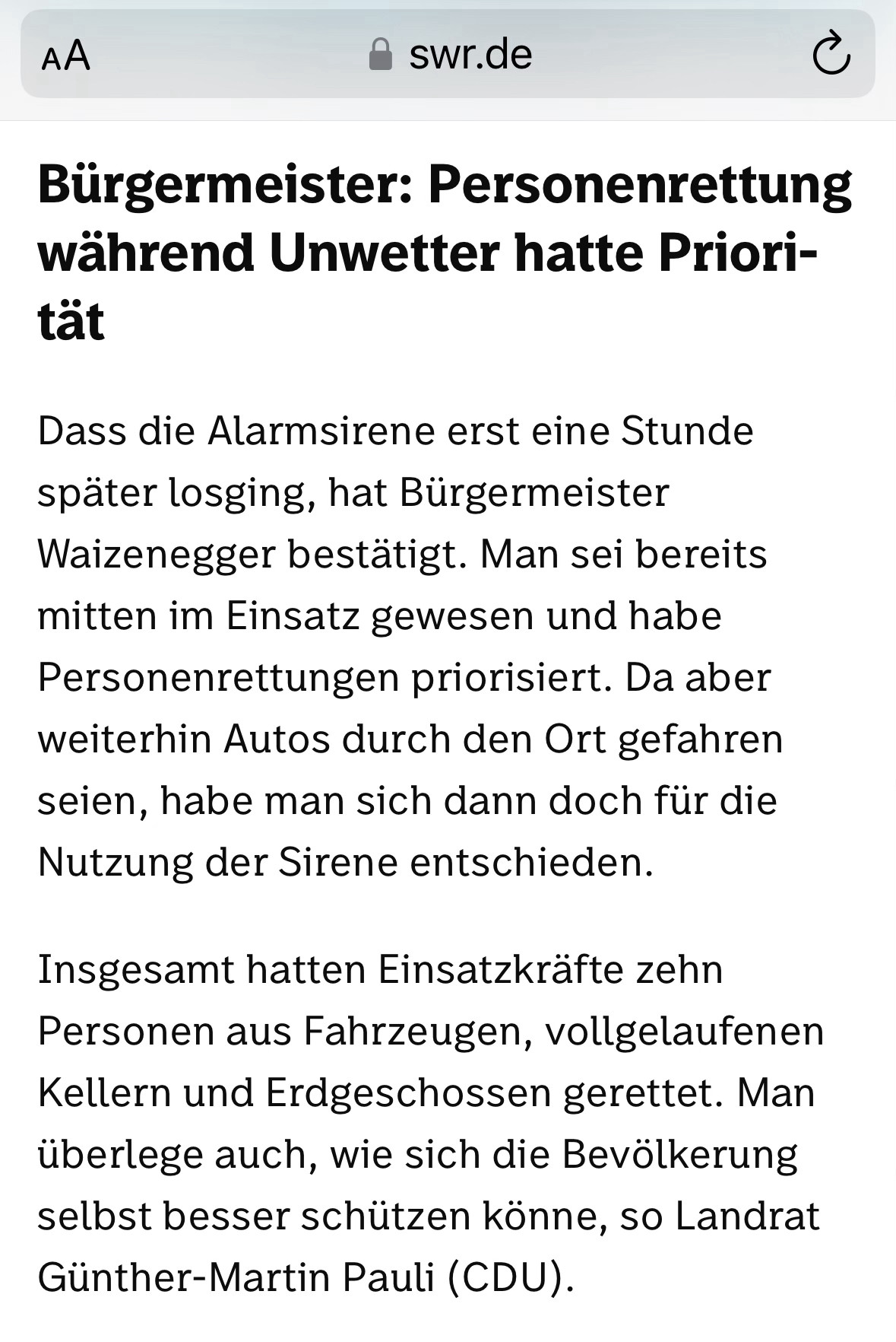 Bürgermeister: Personenrettung während Unwetter hatte Priorität

Dass die Alarmsirene erst eine Stunde später losging, hat Bürgermeister Waizenegger bestätigt. Man sei bereits mitten im Einsatz gewesen und habe Personenrettungen priorisiert. Da aber weiterhin Autos durch den Ort gefahren seien, habe man sich dann doch für die Nutzung der Sirene entschieden.

Insgesamt hatten Einsatzkräfte zehn Personen aus Fahrzeugen, vollgelaufenen Kellern und Erdgeschossen gerettet. Man überlege auch, wie sich die Bevölkerung selbst besser schützen könne, so Landrat Günther-Martin Pauli (CDU).