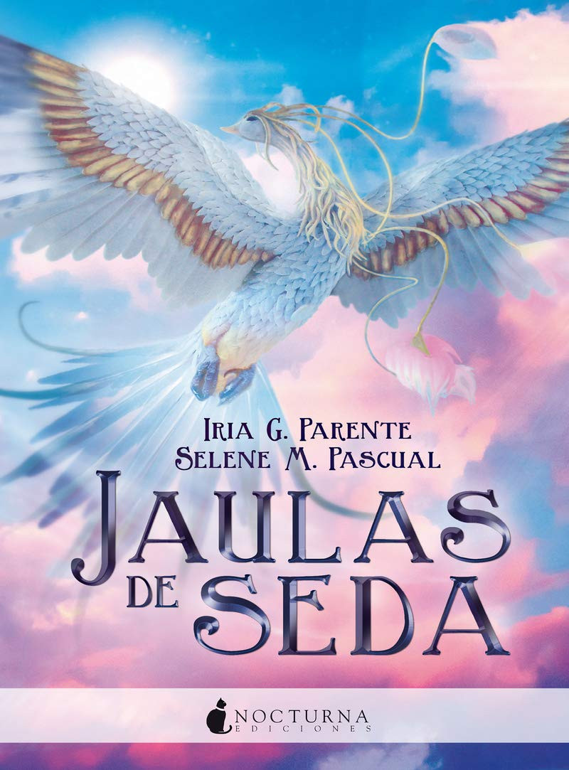 Portada del libro Jaulas de seda de Iria G. Parente y Selene M. Pascual. En ella vemos a un extraño pájaro blanco de plumas blancas principalmente pero con algunas doradas en el ala y cuello, sobrevuela un campo de nubes de tonos rosados.