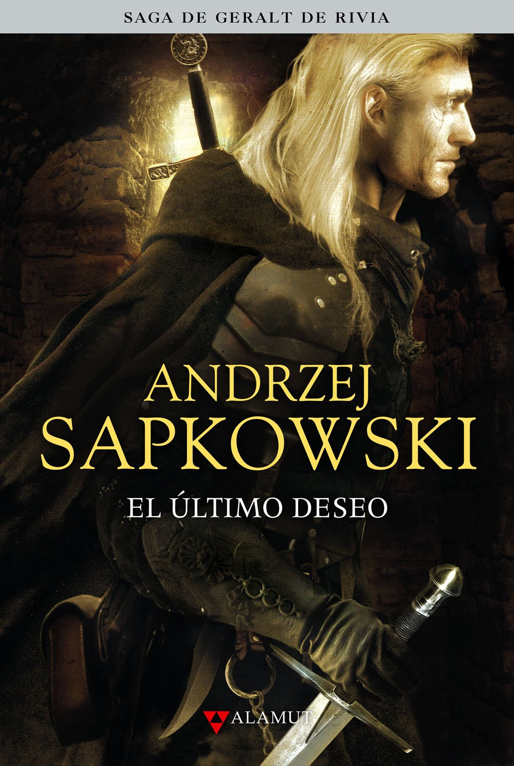 Portada del libro El último deseo de Andrzej Sapkowski. En ella vemos a nuestro querido Geralt de Rivia de perfil con su cabello blanco suelto, sujetando una espada en su mano visible y su otra espada en la espalda.