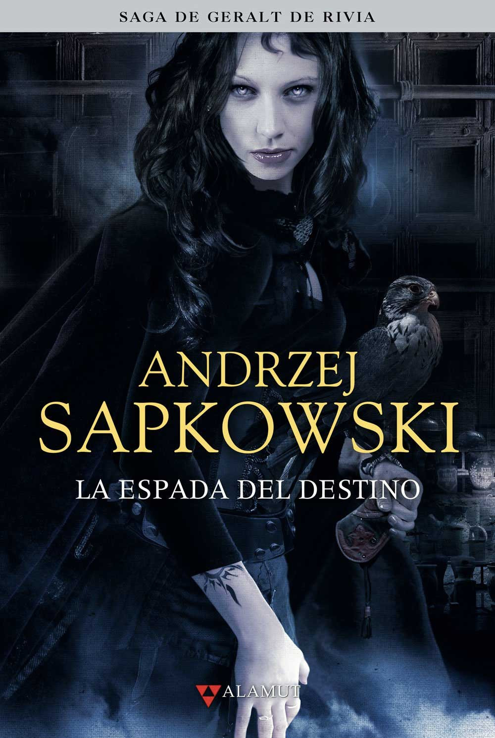 Portada del libro La espada del destino de Andrzej Sapkowski. En ella vemos a Yennefer, la hechicera de ojos violeta mirando al frente con un halcón posado en su antebrazo izquierdo y su pelo azabache cayendo suelto en remolinos.