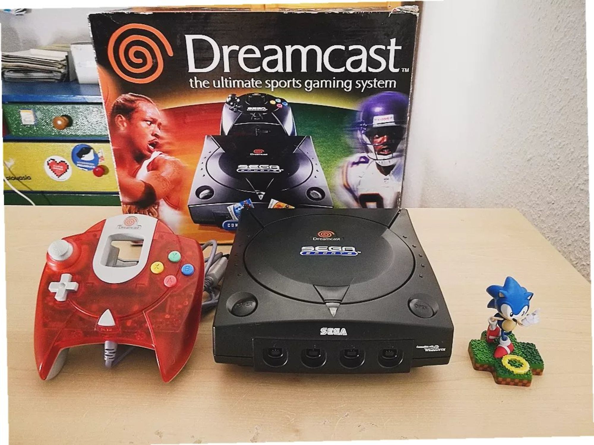 Sega Sports Edition des Dreamcast in schwarz. Mit rotem transparenten Controller und Original Verpackung