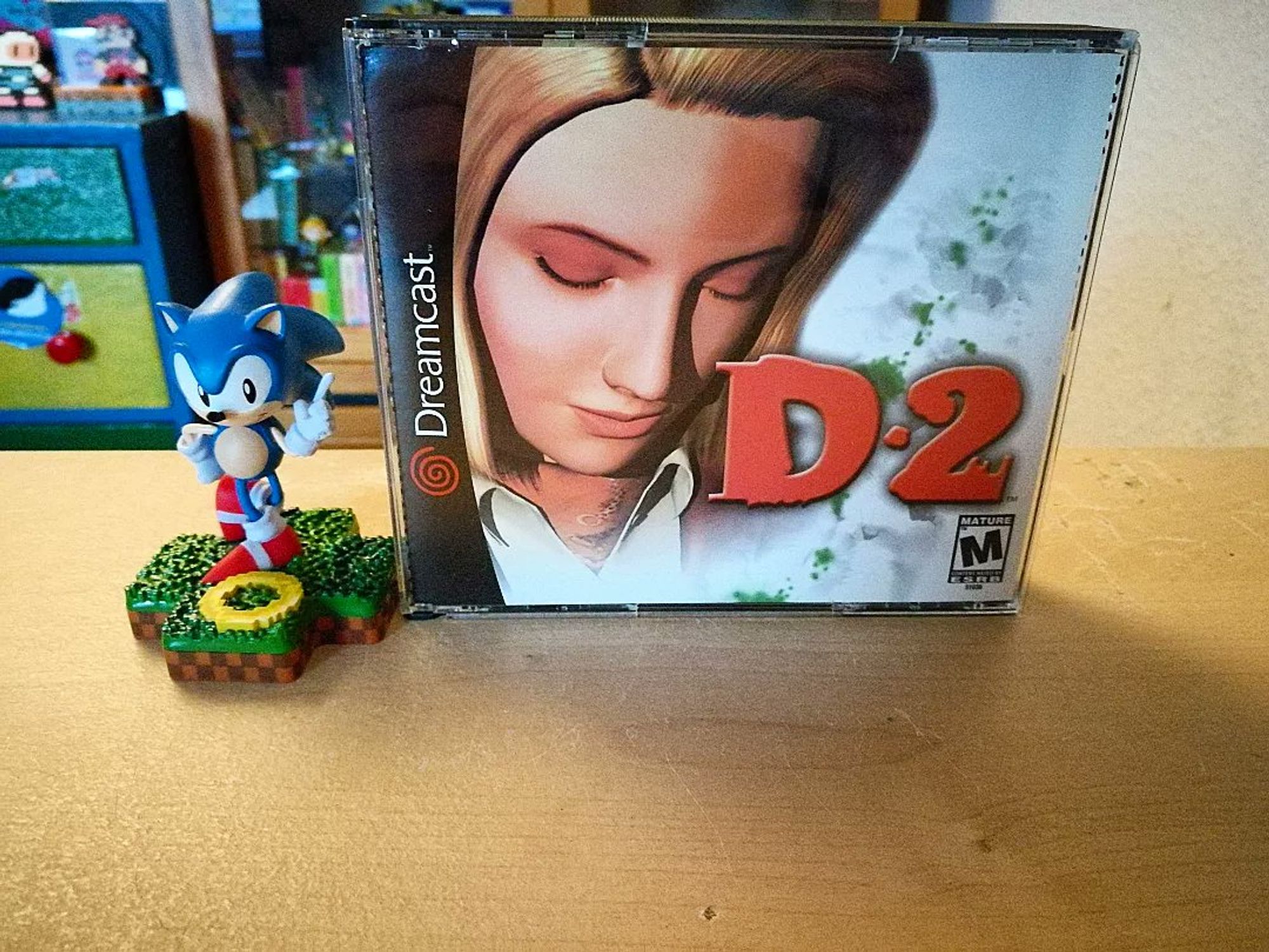 D2 für Dreamcast als US Version. Links daneben ist eine Sonic Figur