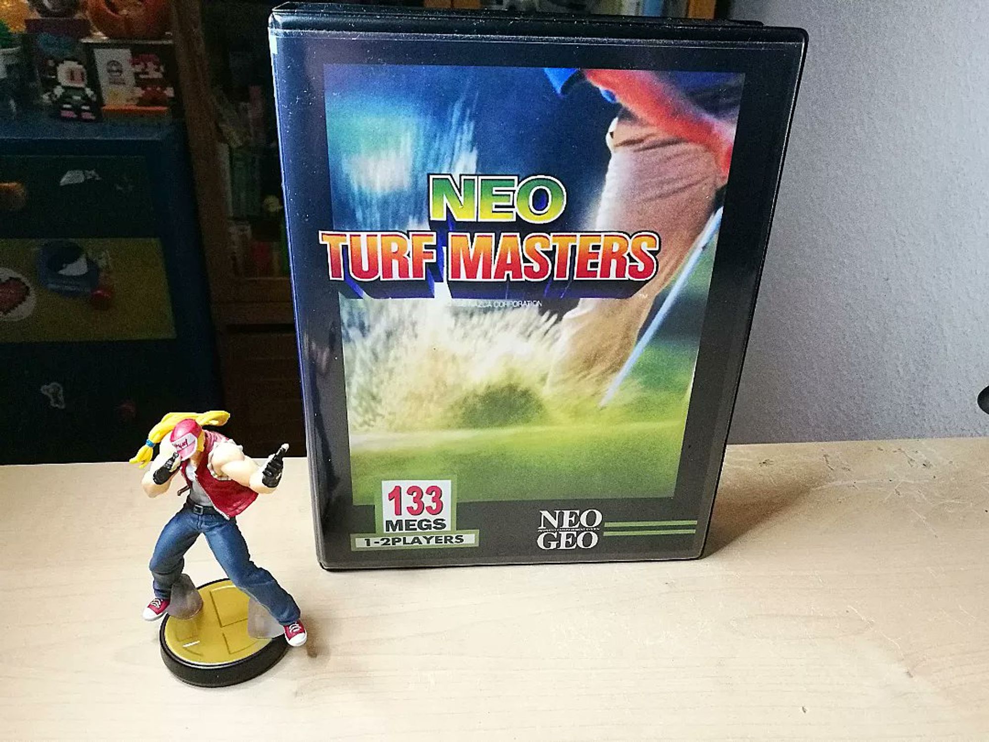 Neo Turf Masters Vorderseite. Daneben ein Terry Bogard Amiibo.