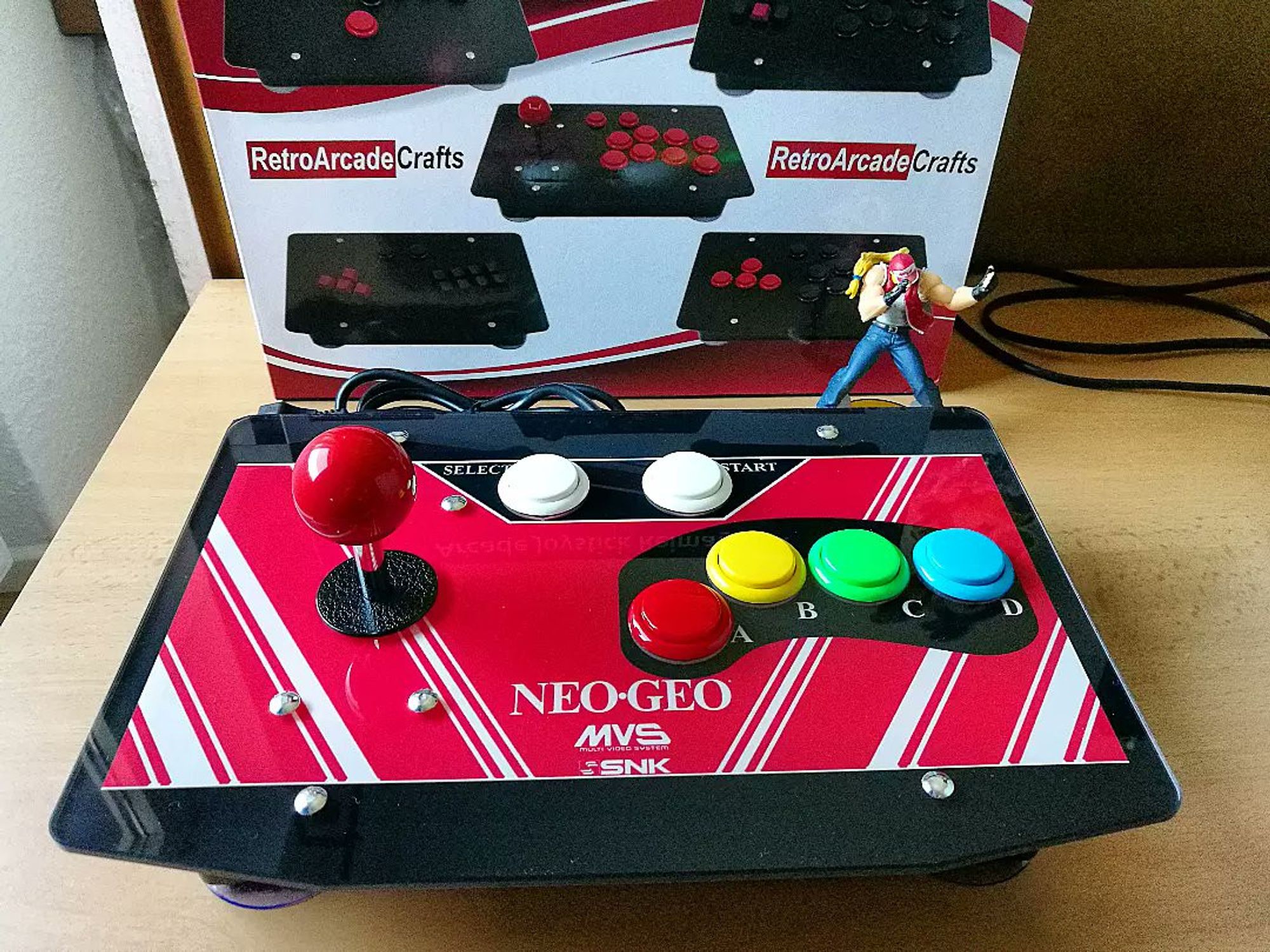 Neo Geo Arcadestick von Retro Arcade Crafts
Im Hintergrund ist die OVP und ein Terry Bogard Amiibo