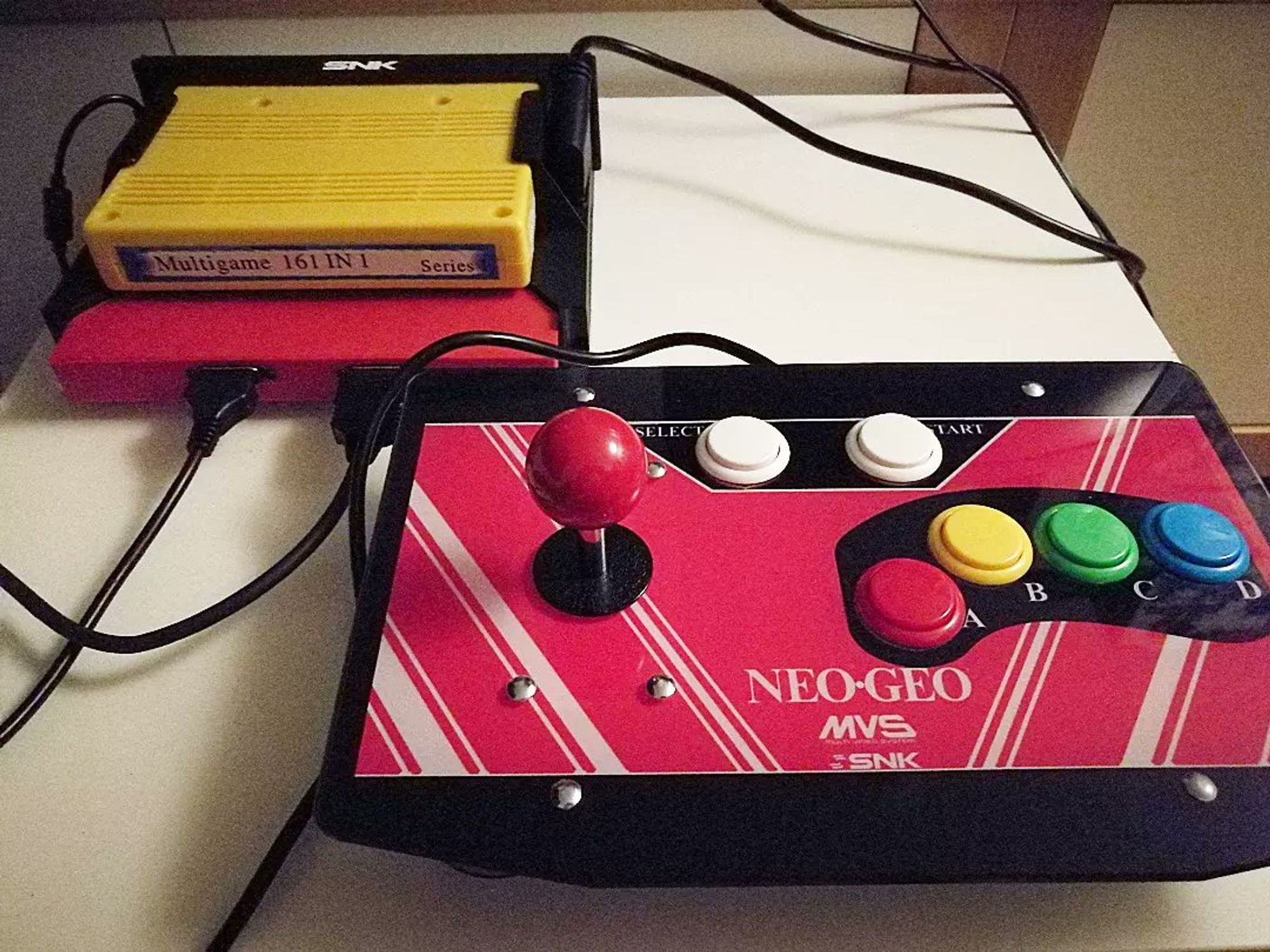 Arcadestick mit Neo Geo MVS im Hintergrund