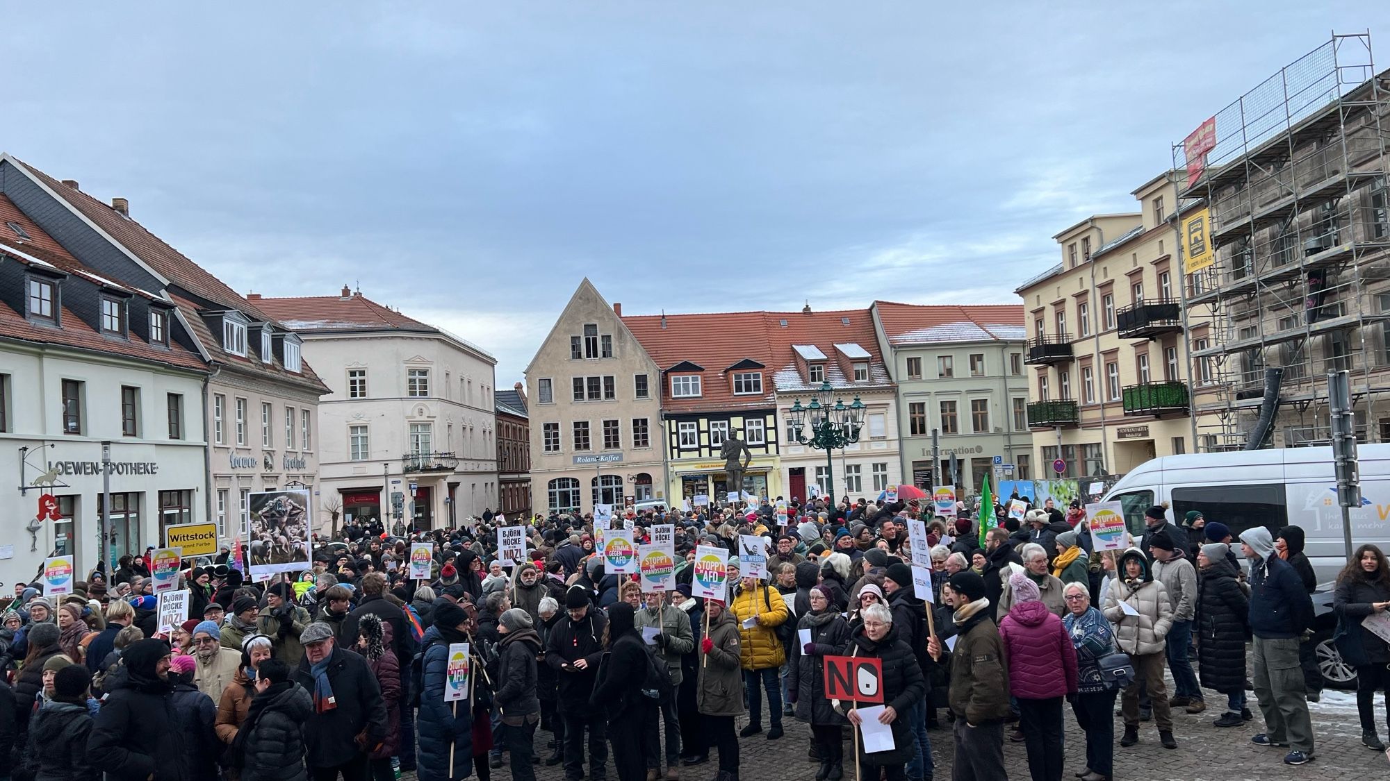 Etwa 600-1000 Menschen, die heute auf dem großen Markt in Perleberg (Brandenburg) gegen Rechts demonstriert haben.