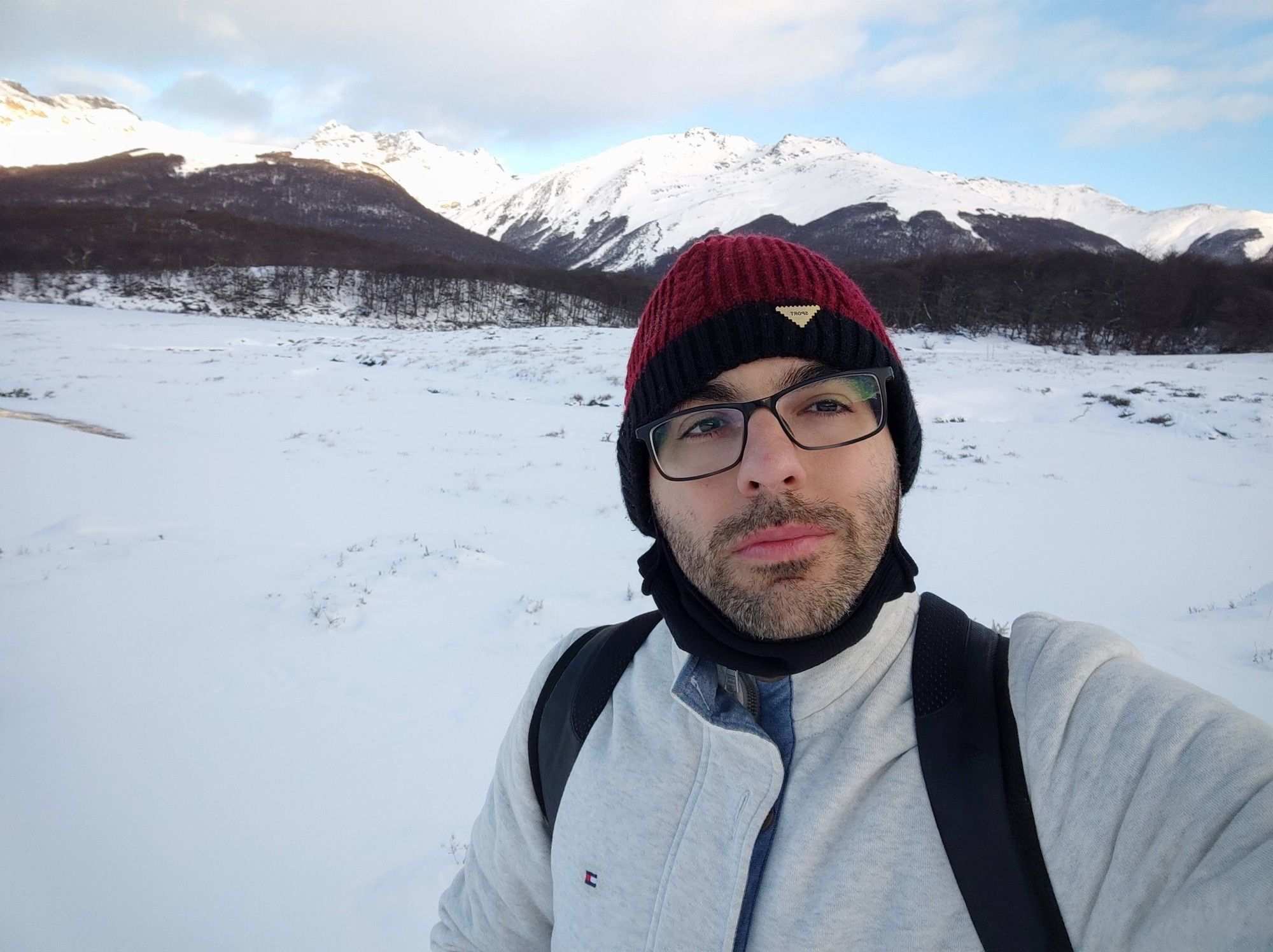 Selfie numa trilha em Ushuaia. Muita neve e montanhas dos andes ao fundo