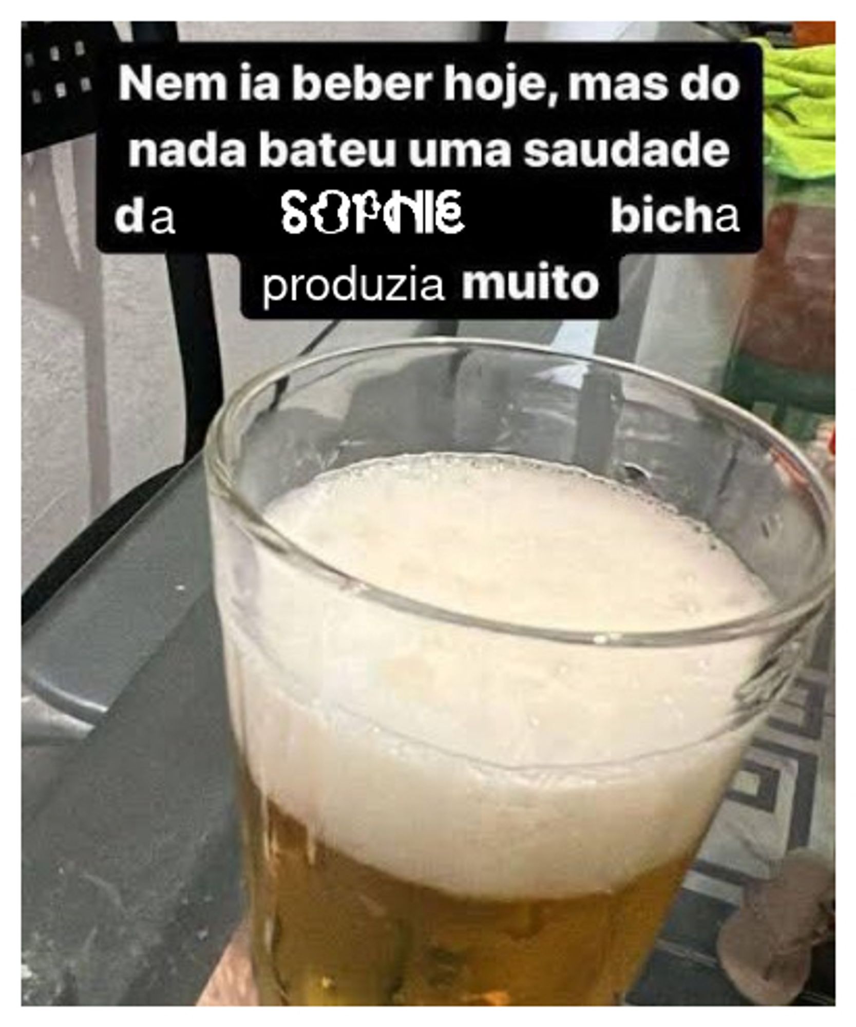 um copo de cerveja com a legenda "nem ia beber hoje mas do nada bateu uma saudade da sophie, bicha produzia muito"