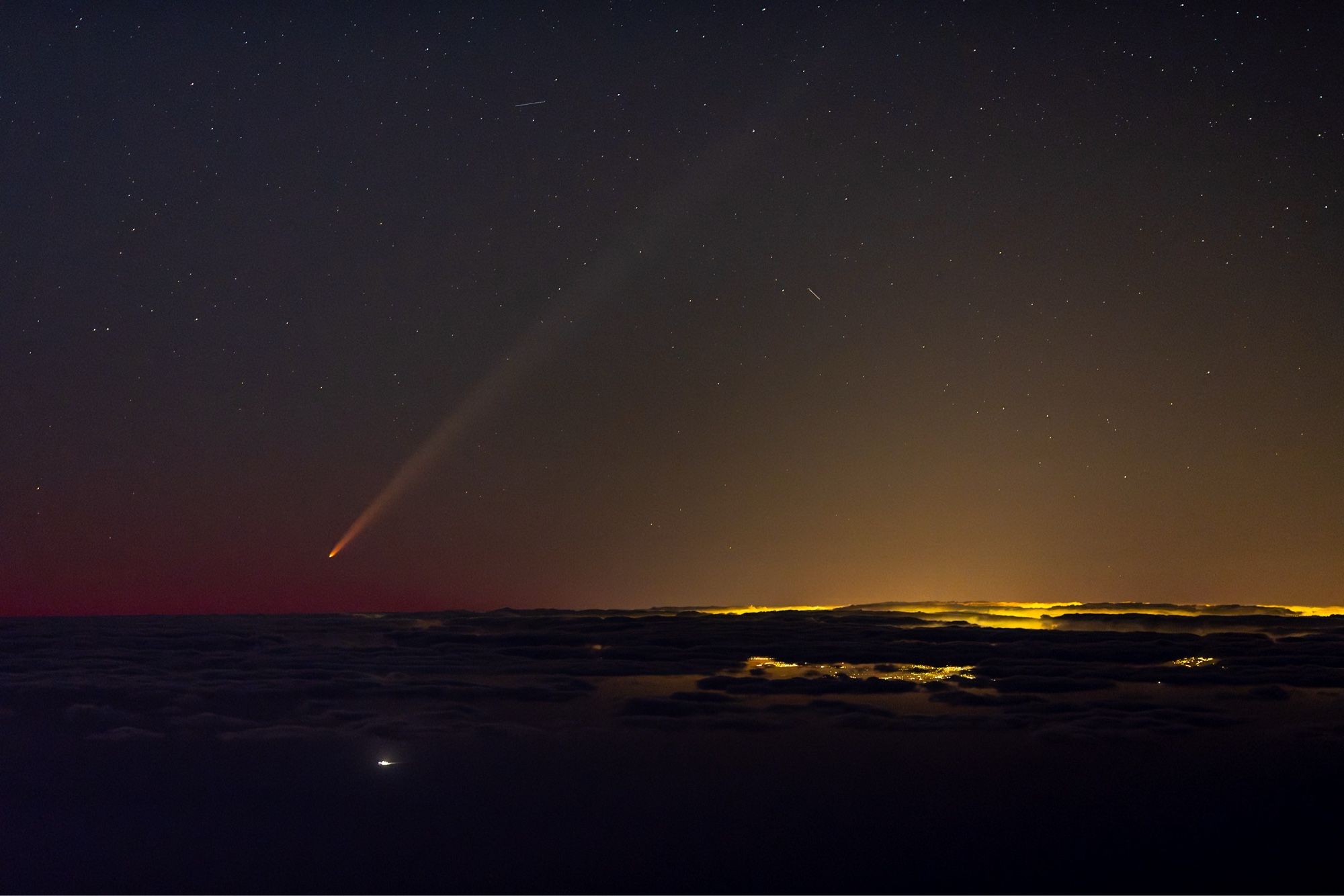 El cometa C/2023 A3 (Tsuchinshan-ATLAS) visto desde el inicio del sendero de Igueque.
Se ven, en primer plano, las luces de la ciudad de Agaete y, detrás, el resto de la isla de Gran Canaria y su contaminación lumínica.