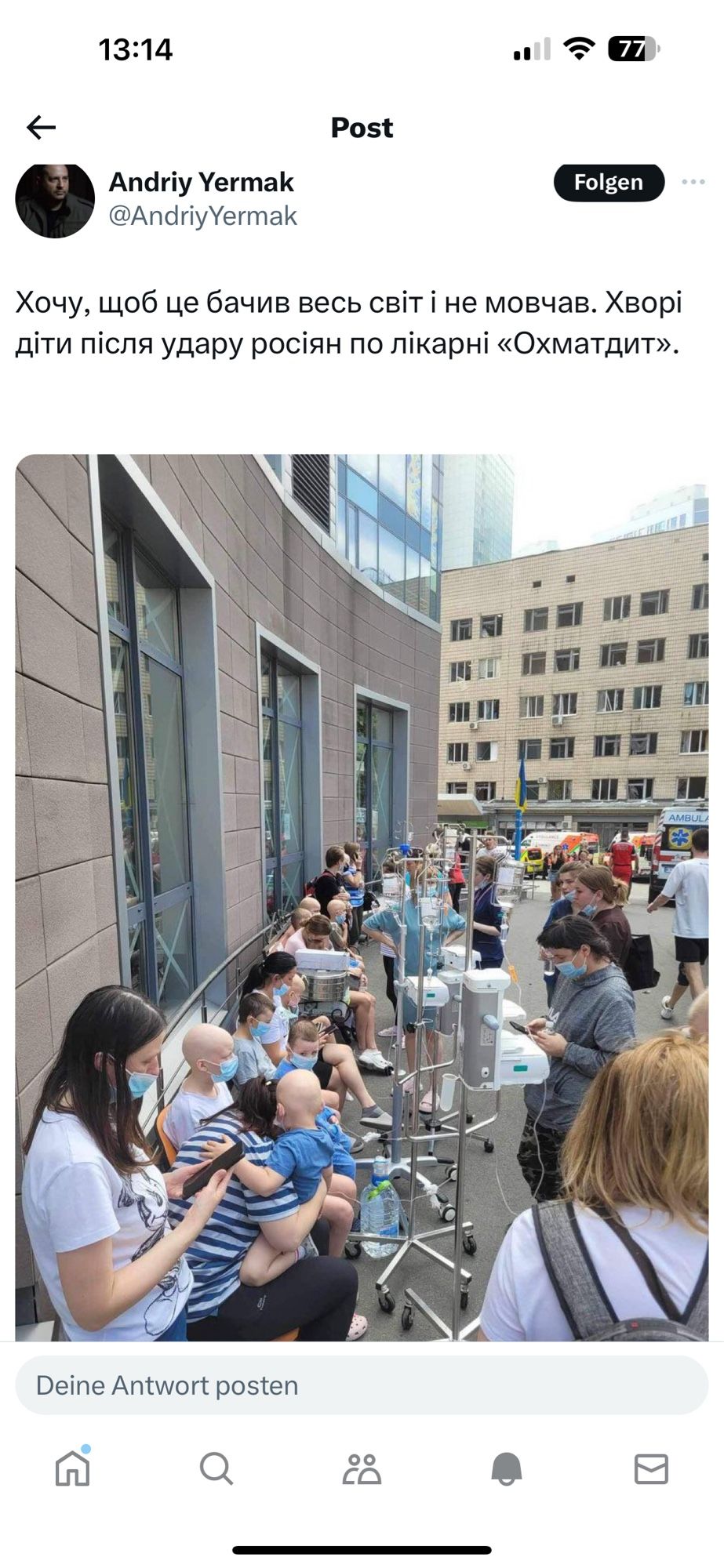 Foto vom Bürgersteig vor dem Kinderkrankenhaus in Kyiv wo offensichtlich krebskranke Kinder von Pflegerinnen versorgt werden