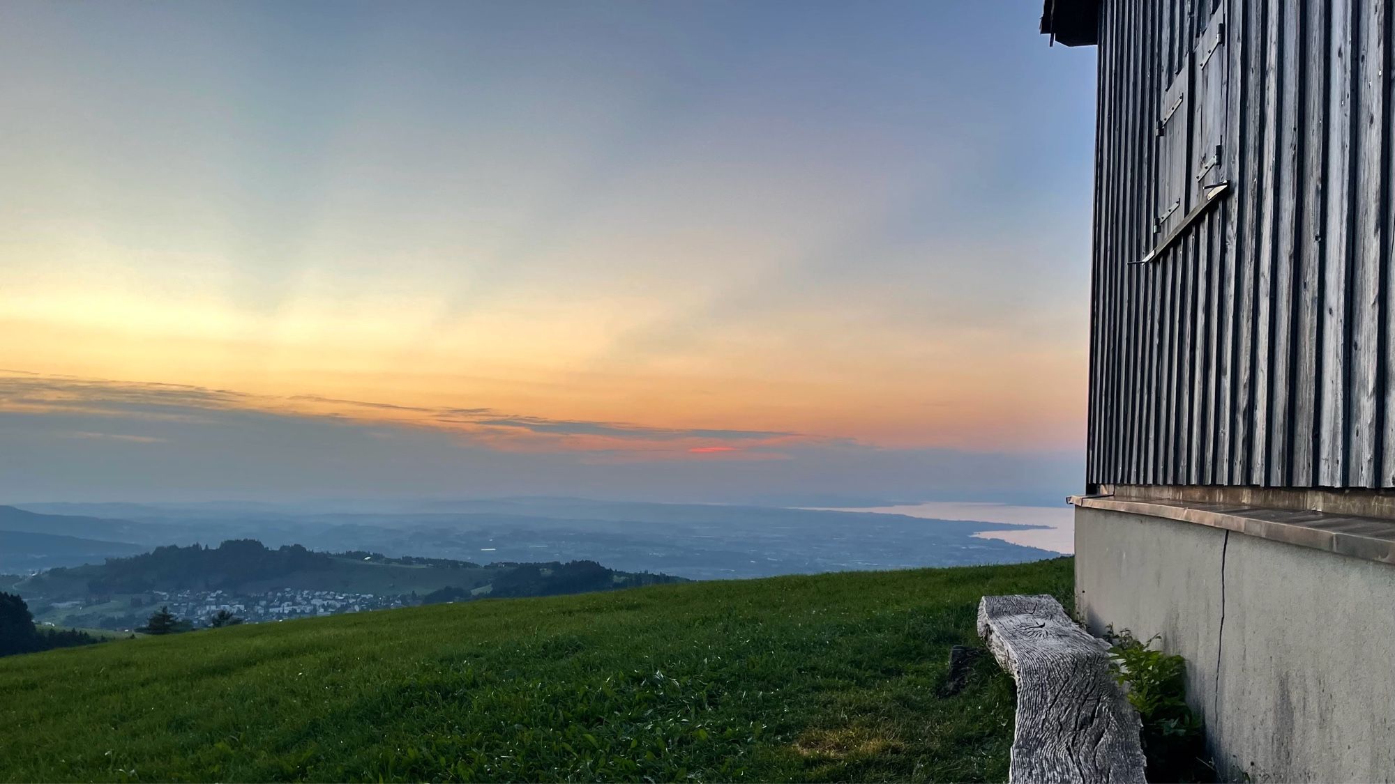 bank auf dem hügel mit blick über den thurgsu und den bodensee