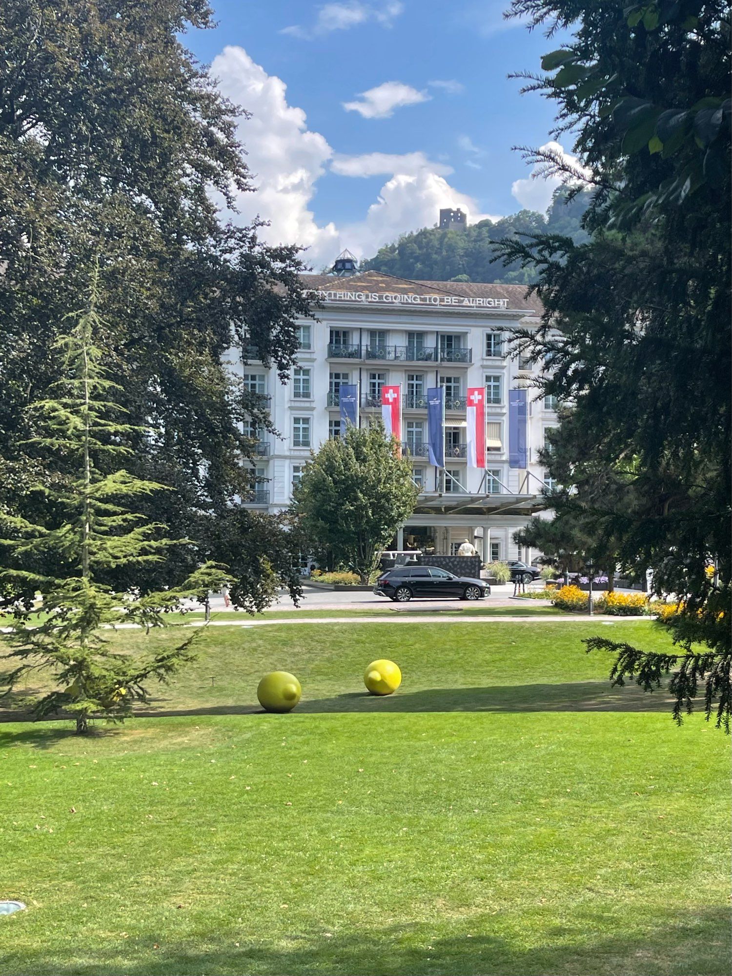 kunstausstellung im park mit zwei metergrossen zitronen